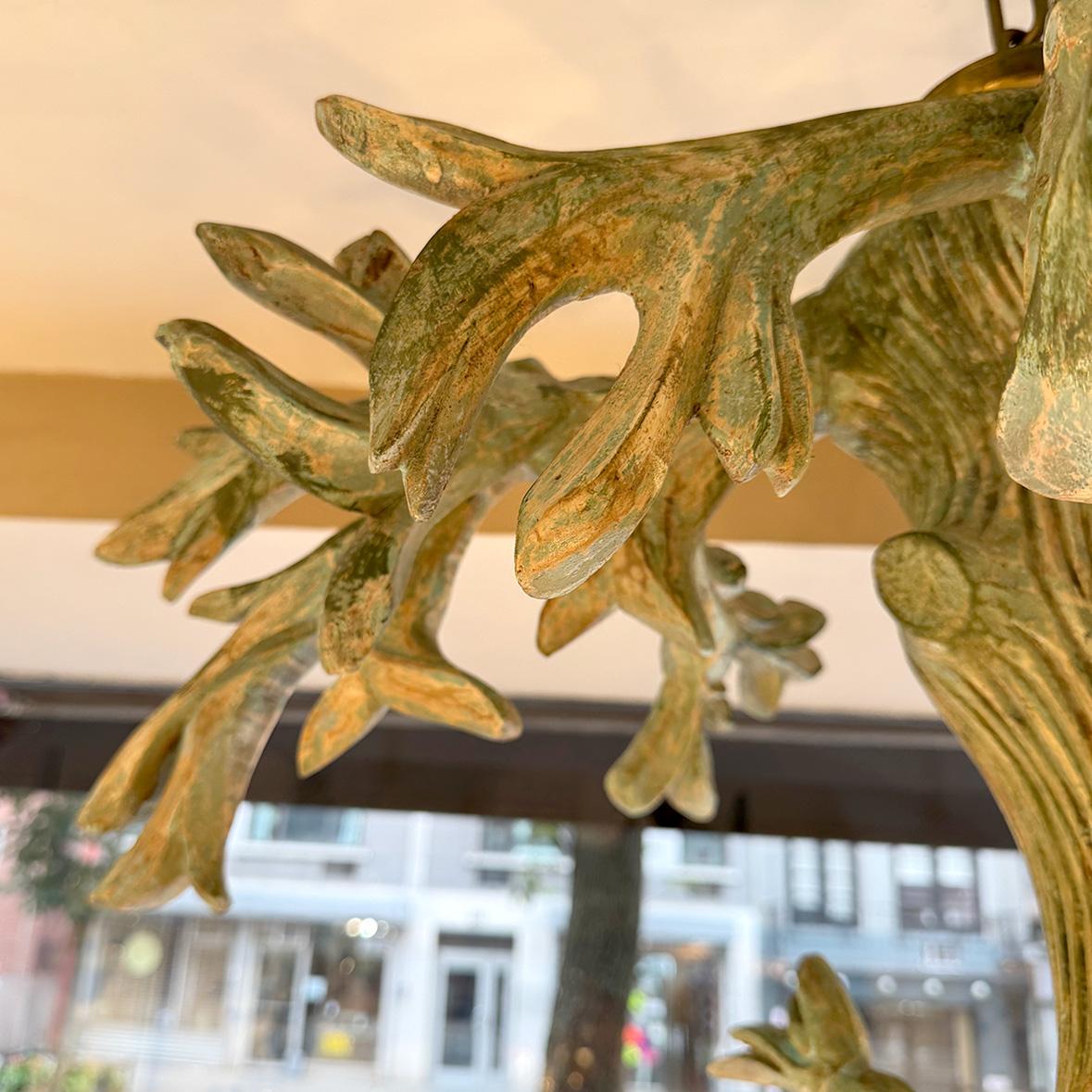 Paire de lustres vintage en bois sculpté, vendus individuellement en vente 8