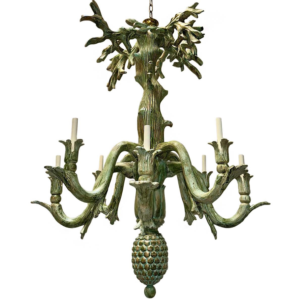 Paire de lustres en bois sculpté et peint à 8 lumières, datant des années 1950. Vendu à l'unité.

Mesures :
Diamètre : 46