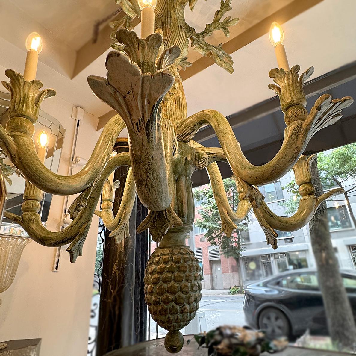 Milieu du XXe siècle Paire de lustres vintage en bois sculpté, vendus individuellement en vente