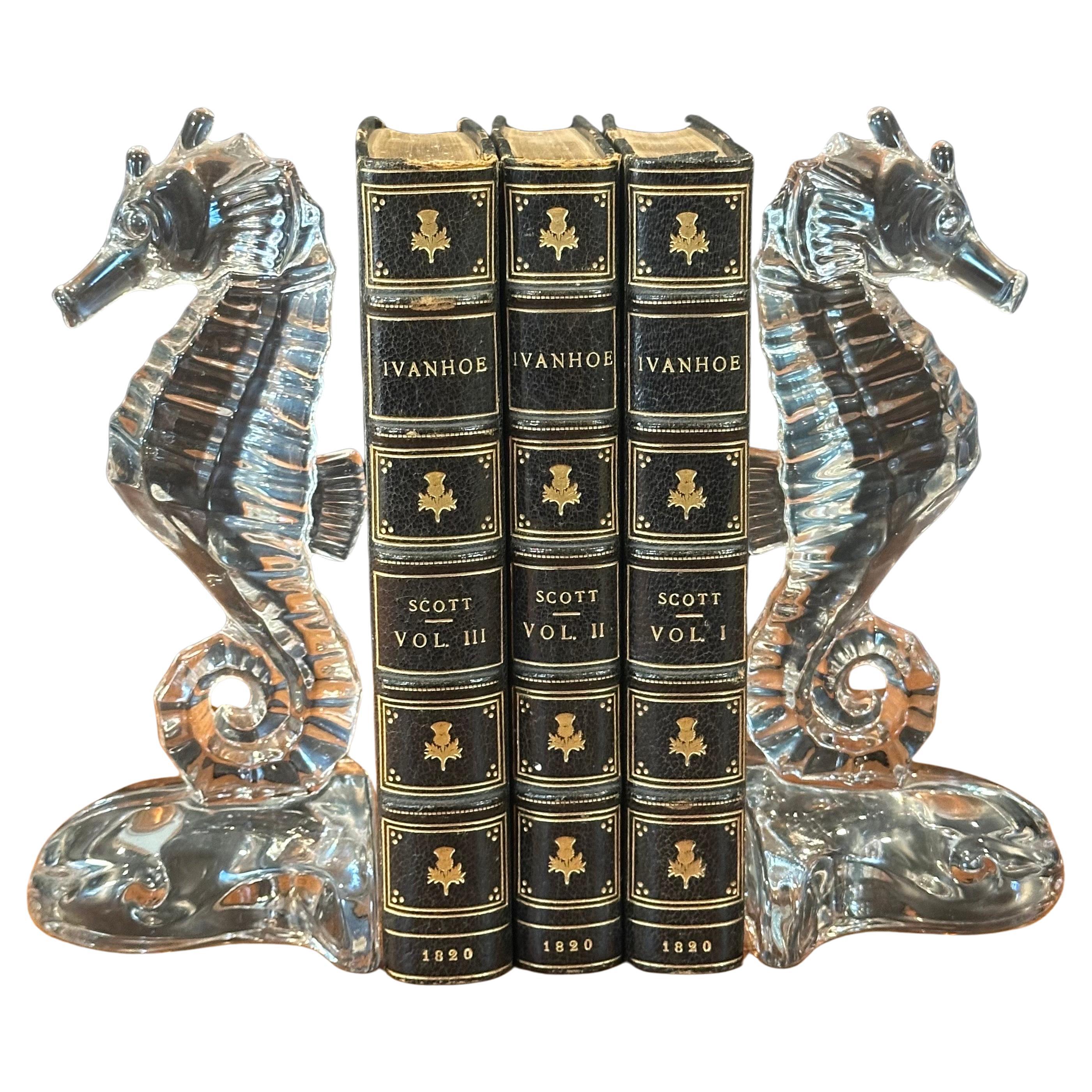 Coppia di reggilibri cavalluccio marino in vetro trasparente fuso d'epoca in vendita 6
