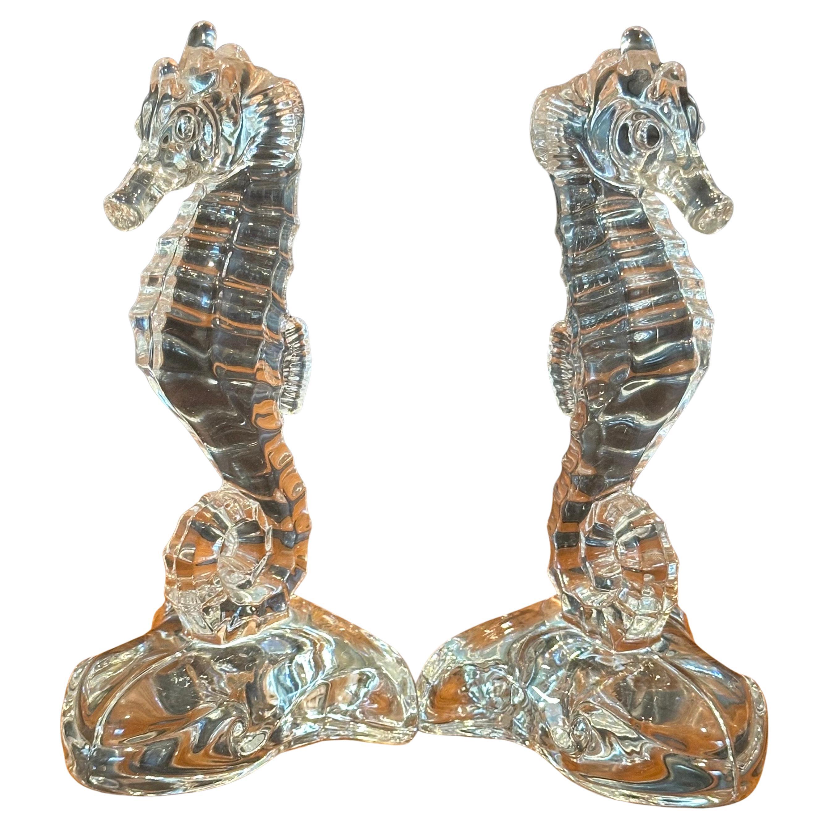 Bellissima coppia di fermalibri vintage in vetro trasparente fuso a forma di cavalluccio marino, circa anni '80. I fermalibri sono in ottime condizioni vintage, senza scheggiature o crepe, e misurano 7 