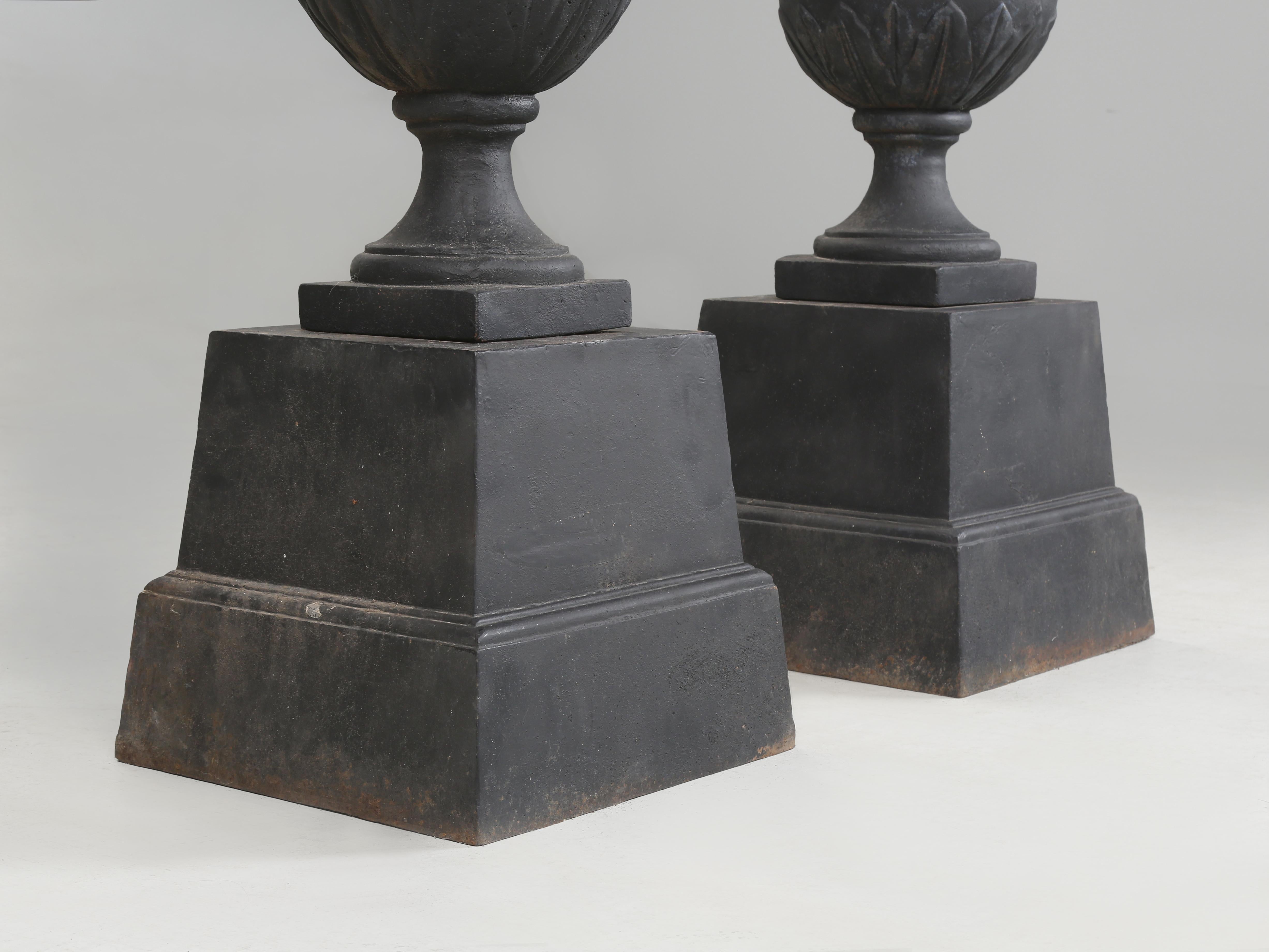 Pair of vintage Cast Iron Neoclassical Urns Matching Cast Iron Plinths c1900's For Sale 10
