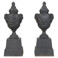 Coppia di urne neoclassiche d'epoca in ghisa abbinate a plinti in ghisa del 1900 circa