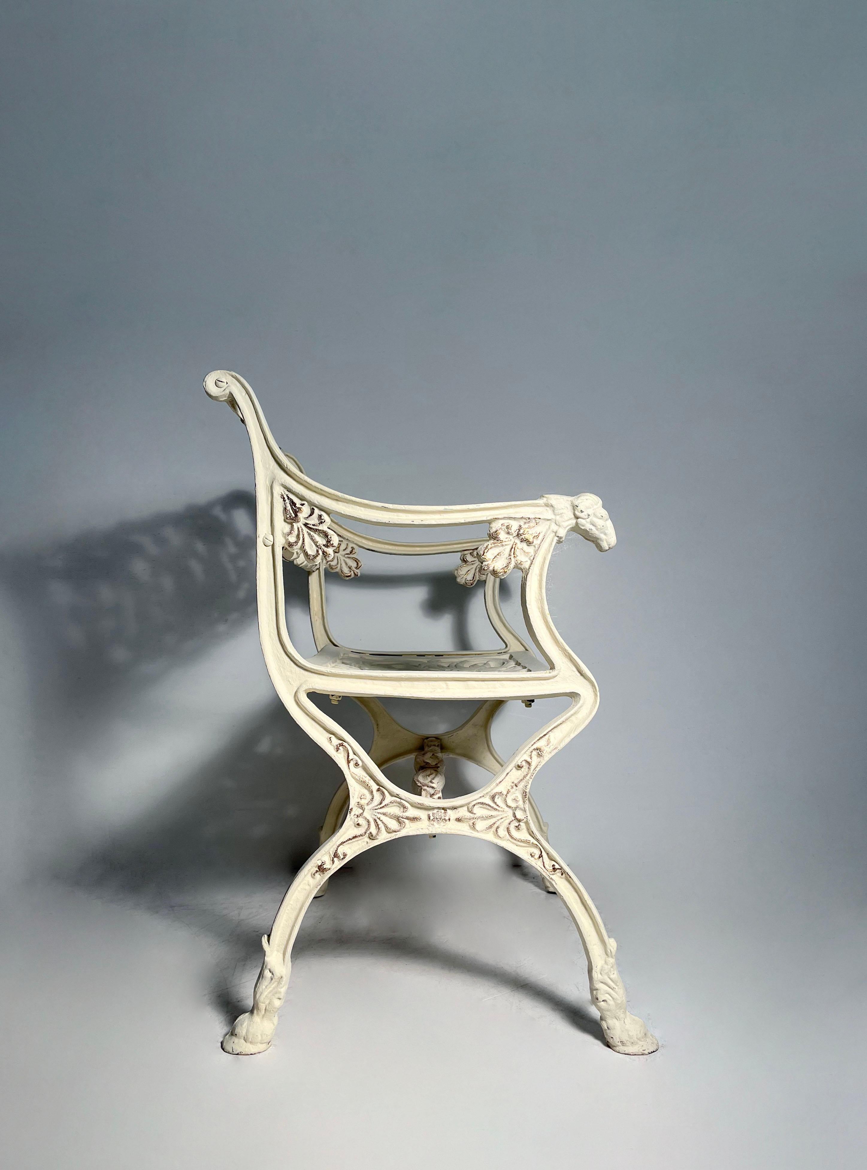 Ein Paar Vintage-Stühle aus Metallguss von Karl Freidrich Schinkel (amerikanisch) im Angebot