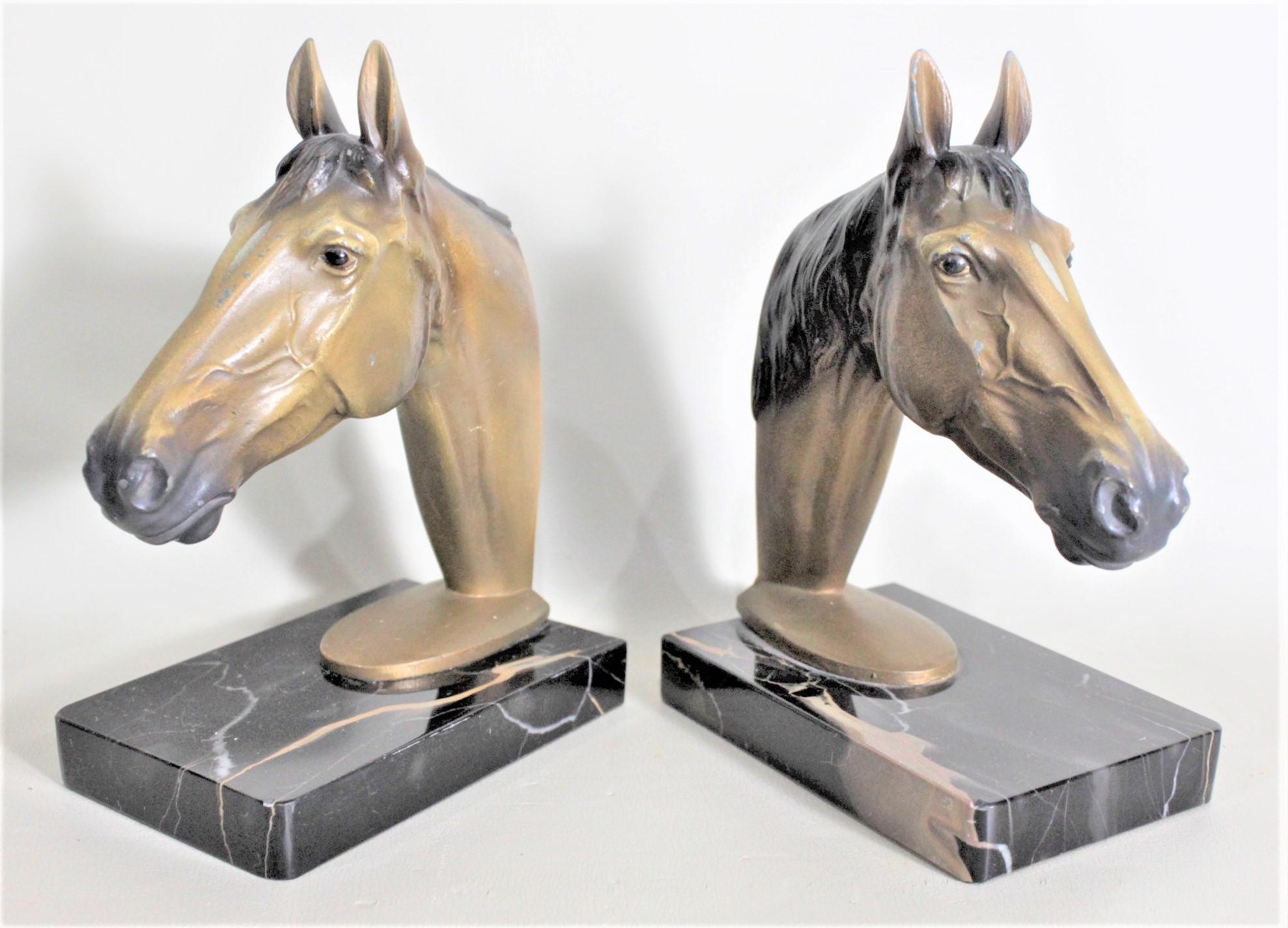 Paar figurale Buchstützen aus gegossenem Metall und kalt bemaltem Kastanienholz mit Pferdekopf, Vintage (Englisch) im Angebot