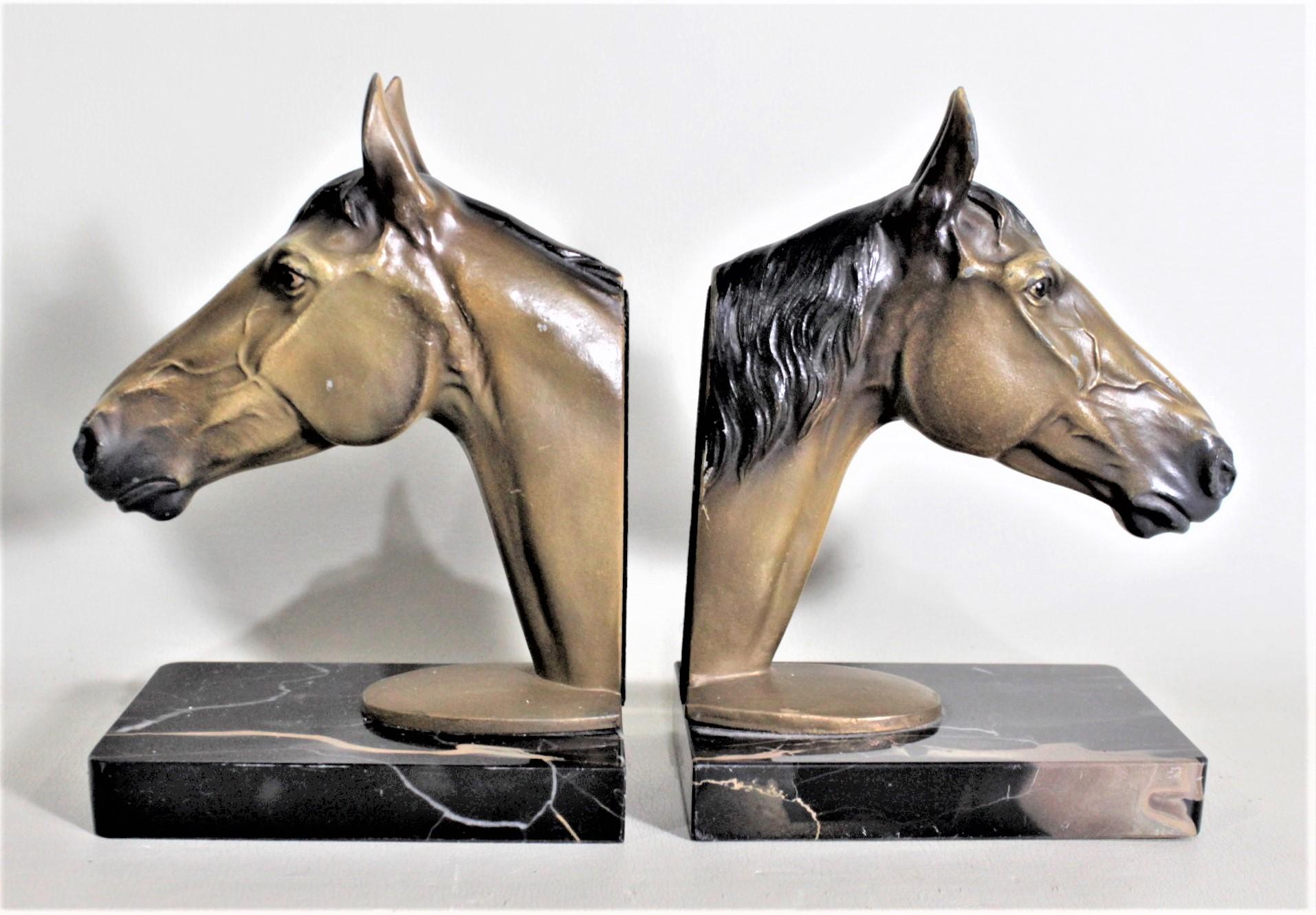 Paar figurale Buchstützen aus gegossenem Metall und kalt bemaltem Kastanienholz mit Pferdekopf, Vintage (Gegossen) im Angebot