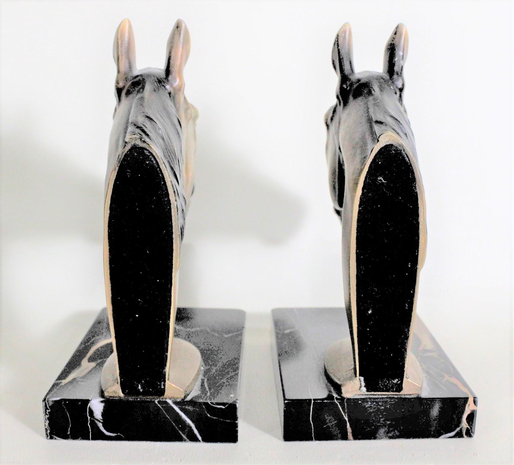 Paar figurale Buchstützen aus gegossenem Metall und kalt bemaltem Kastanienholz mit Pferdekopf, Vintage (20. Jahrhundert) im Angebot