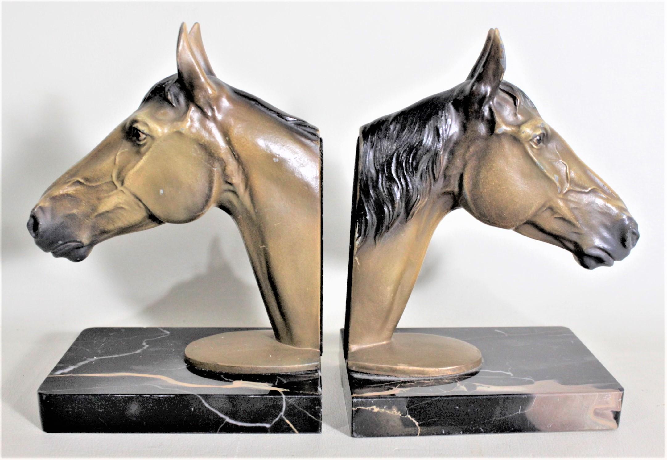 Paar figurale Buchstützen aus gegossenem Metall und kalt bemaltem Kastanienholz mit Pferdekopf, Vintage (Zink) im Angebot