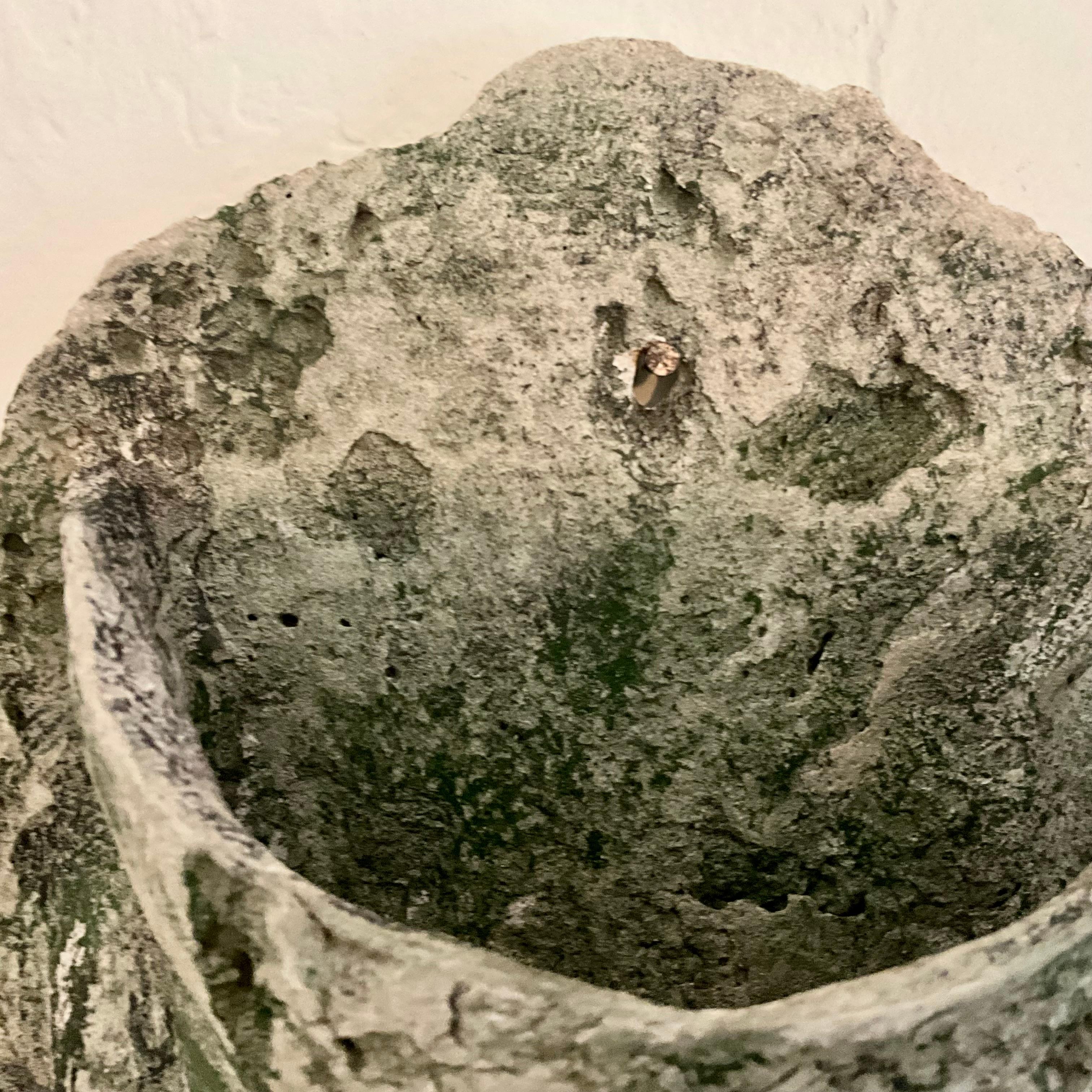 Coppia di fioriere da parete in pietra fusa d'epoca, design rustico ispirato al corallo in vendita 2