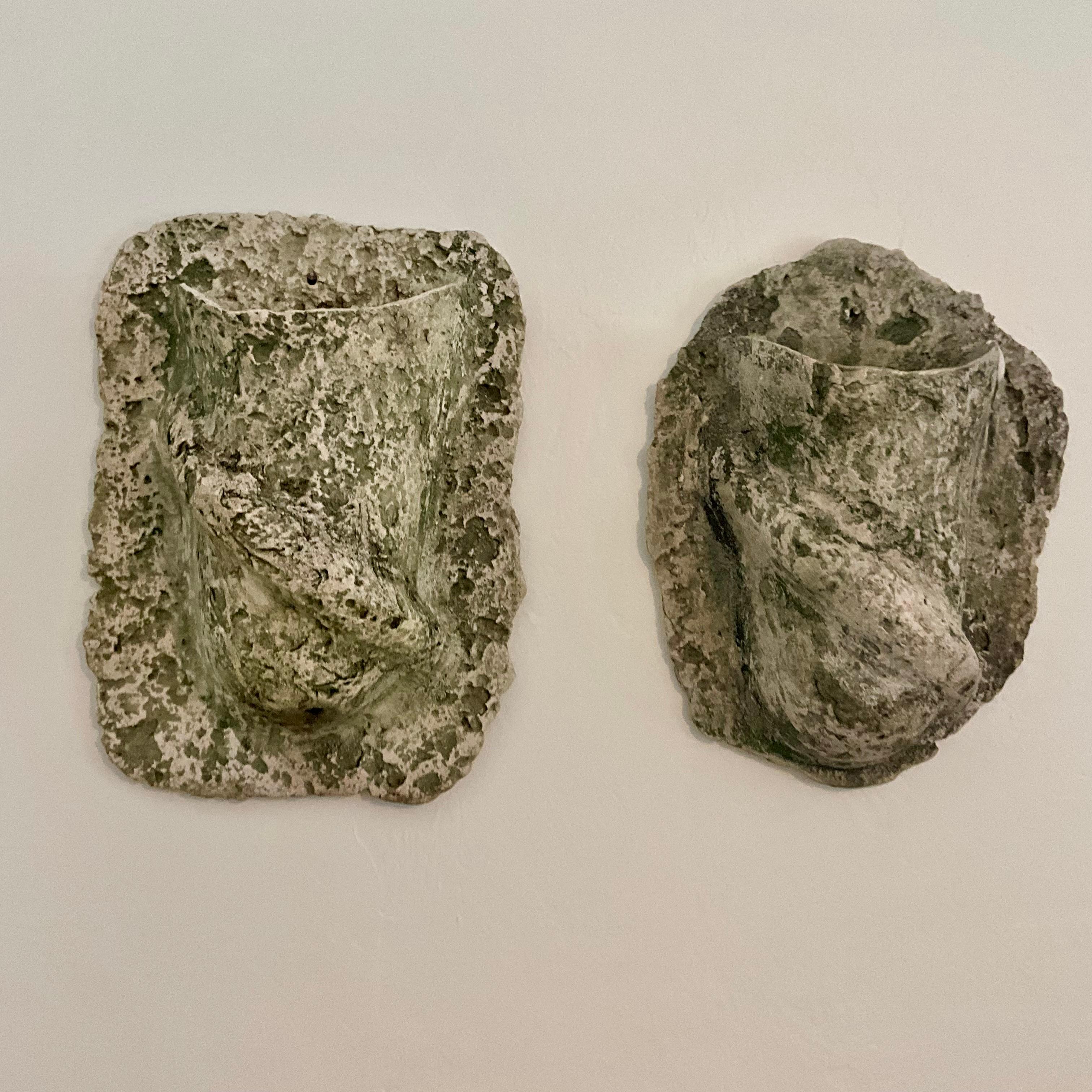 Coppia di fioriere da parete in pietra fusa d'epoca, design rustico ispirato al corallo in vendita 5
