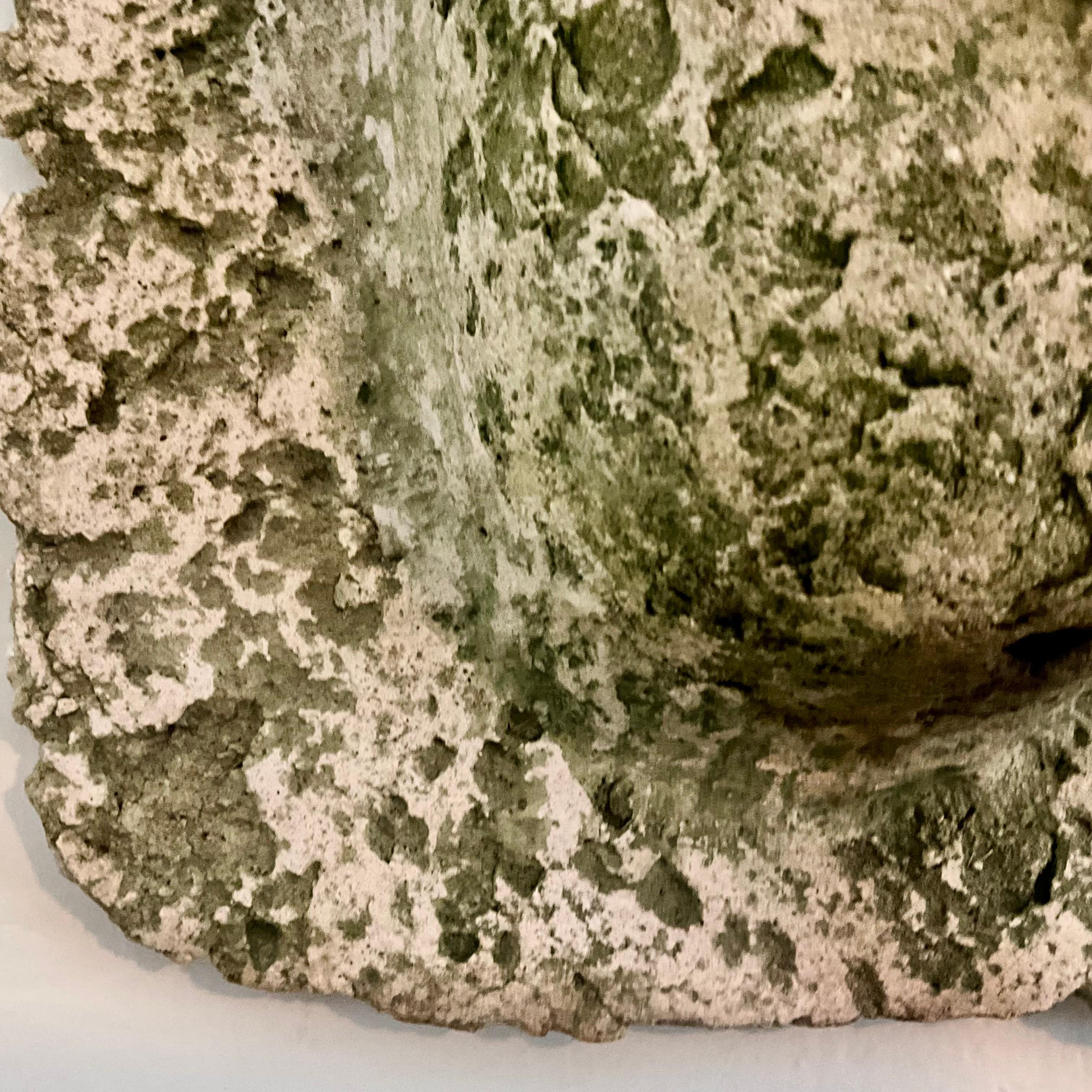 Fatto a mano Coppia di fioriere da parete in pietra fusa d'epoca, design rustico ispirato al corallo in vendita