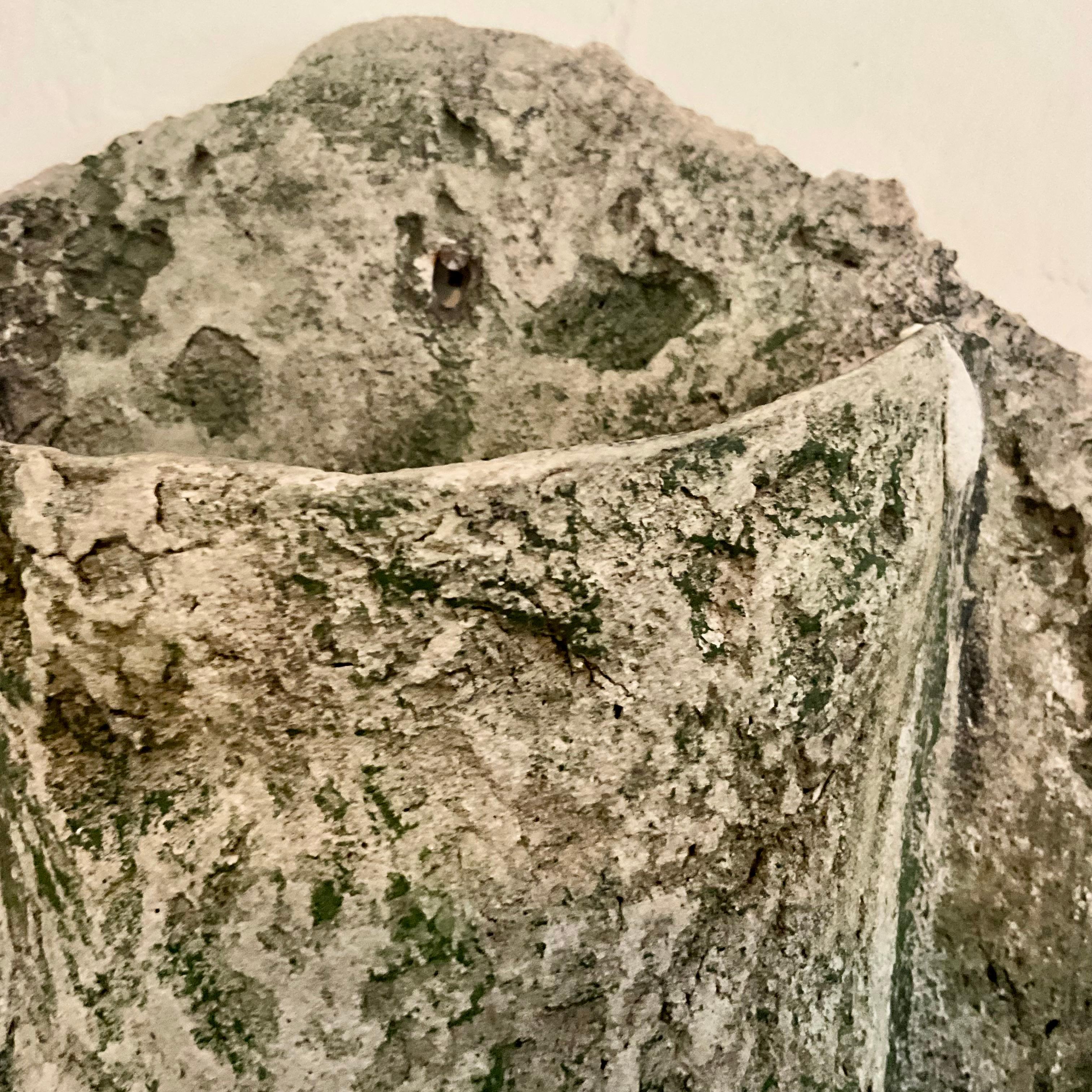 Coppia di fioriere da parete in pietra fusa d'epoca, design rustico ispirato al corallo In condizioni buone in vendita a West Palm Beach, US