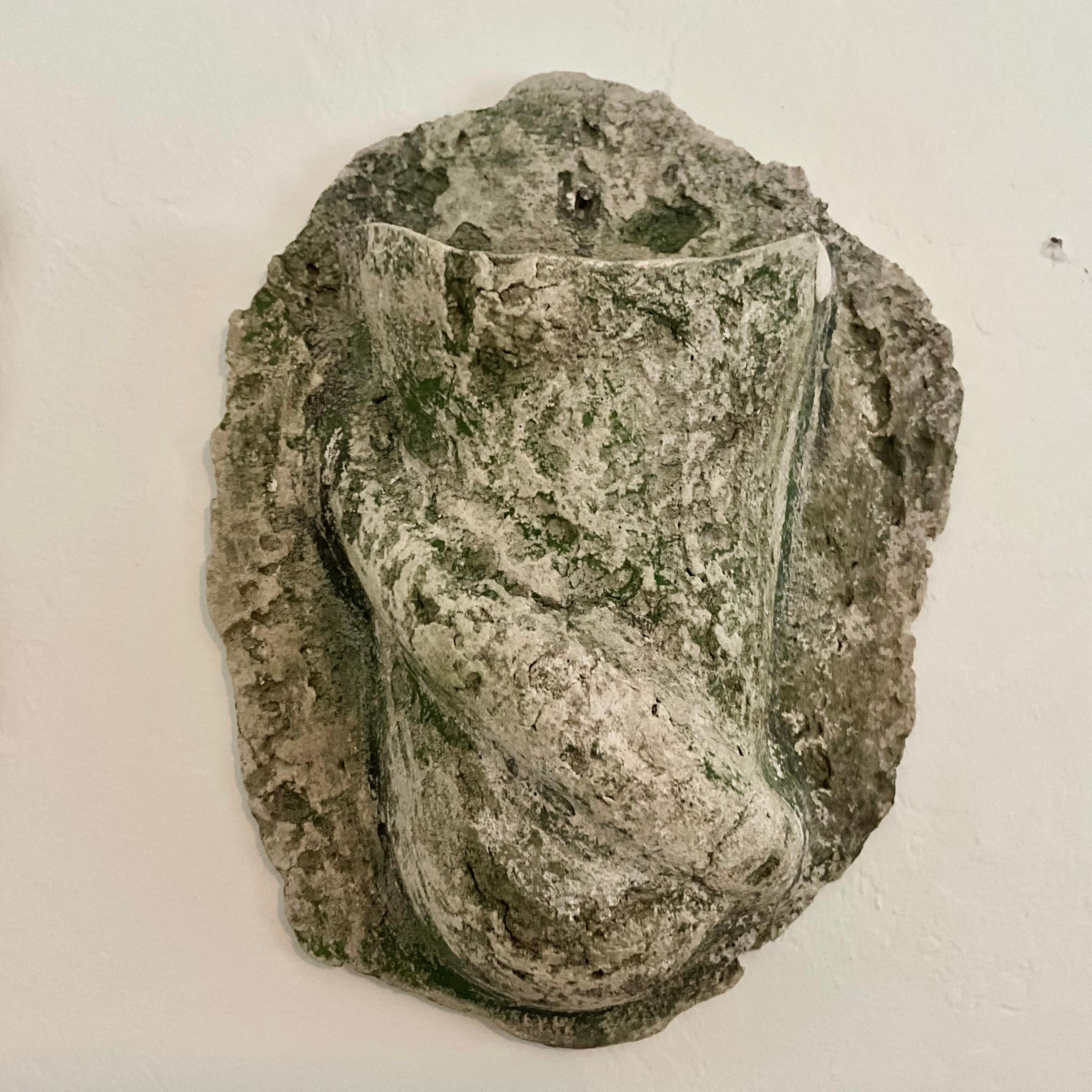 Coppia di fioriere da parete in pietra fusa d'epoca, design rustico ispirato al corallo in vendita 1