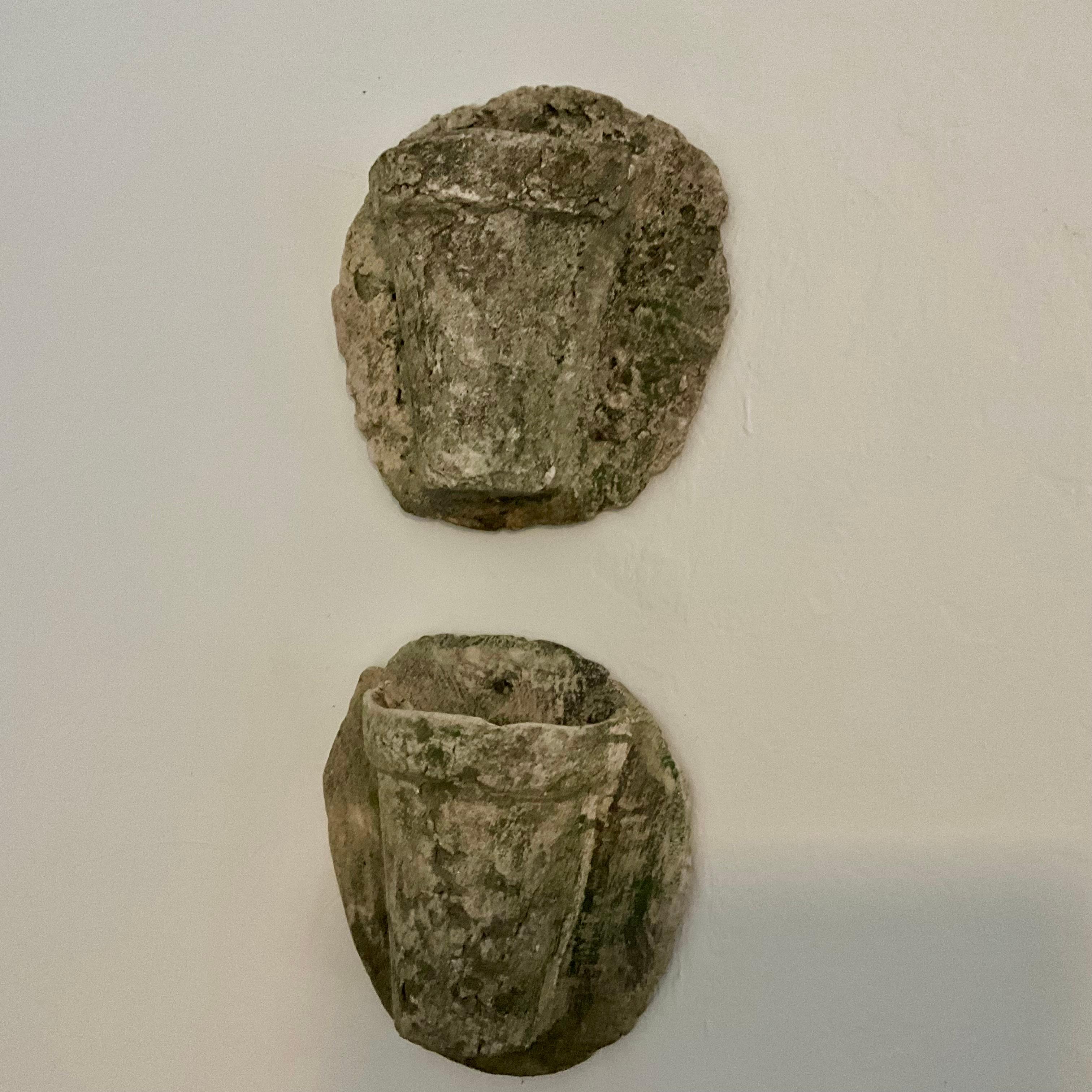 Coppia di fioriere da parete in pietra fusa d'epoca, stile Coral Rock, proprietà della Florida in vendita 2