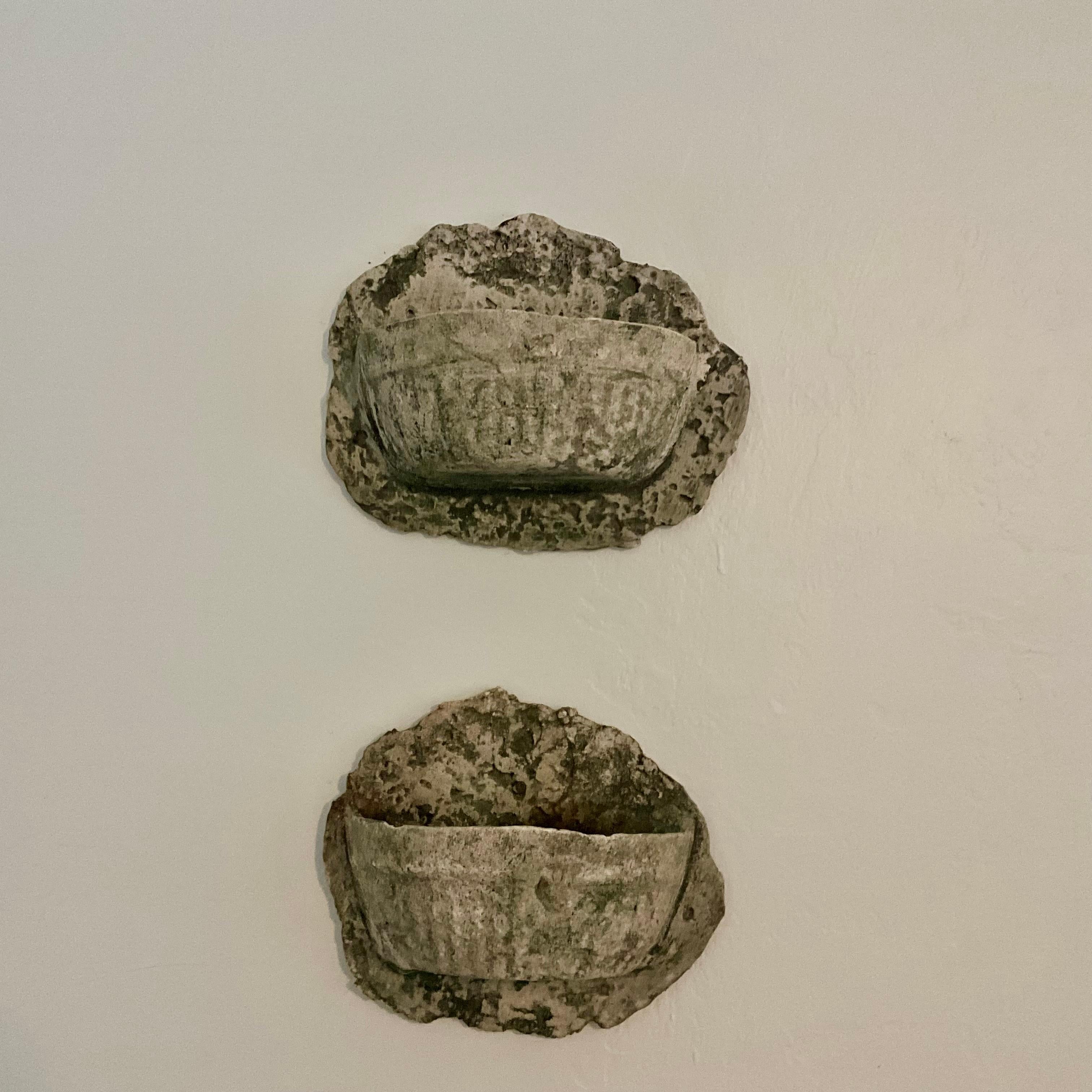Titolo

Coppia di fioriere da parete in pietra fusa d'epoca, stile Coral Rock, proprietà della Florida

⸻

Descrizione

Una rara coppia di fioriere da parete vintage in pietra fusa, realizzate a mano in cemento e progettate per assomigliare a