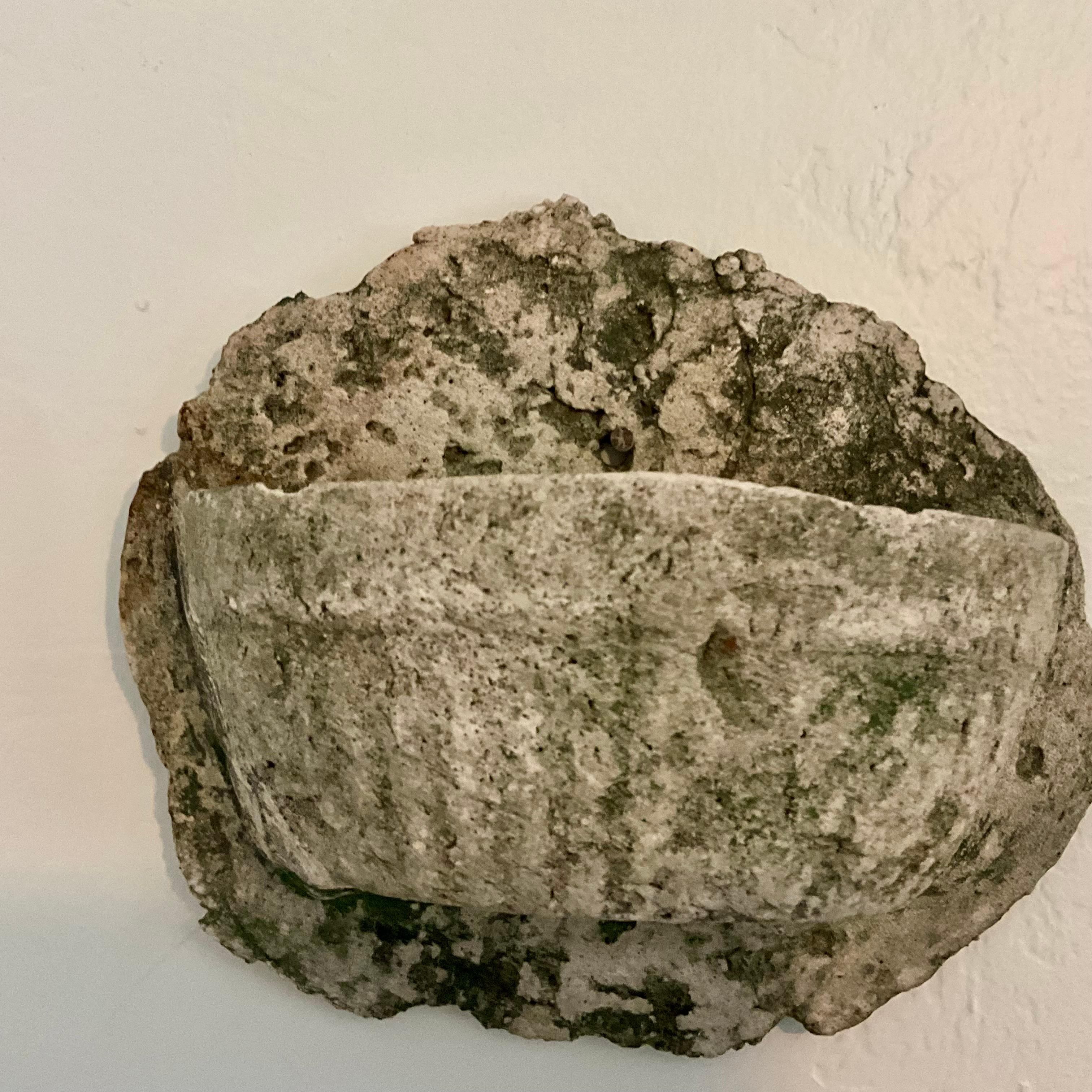Hollywood Regency Coppia di fioriere da parete in pietra fusa d'epoca, stile Coral Rock, proprietà della Florida in vendita