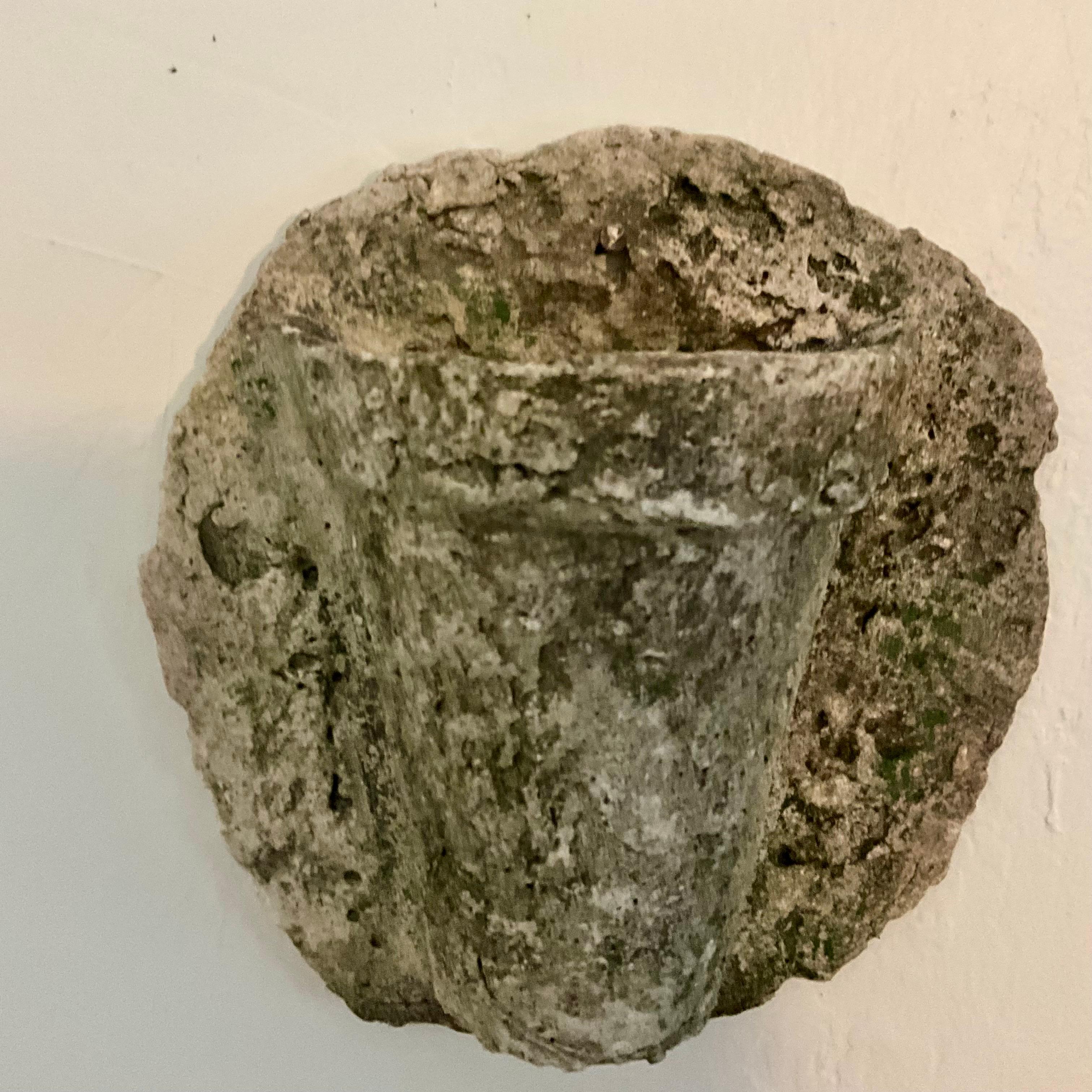 Americano Coppia di fioriere da parete in pietra fusa d'epoca, stile Coral Rock, proprietà della Florida in vendita