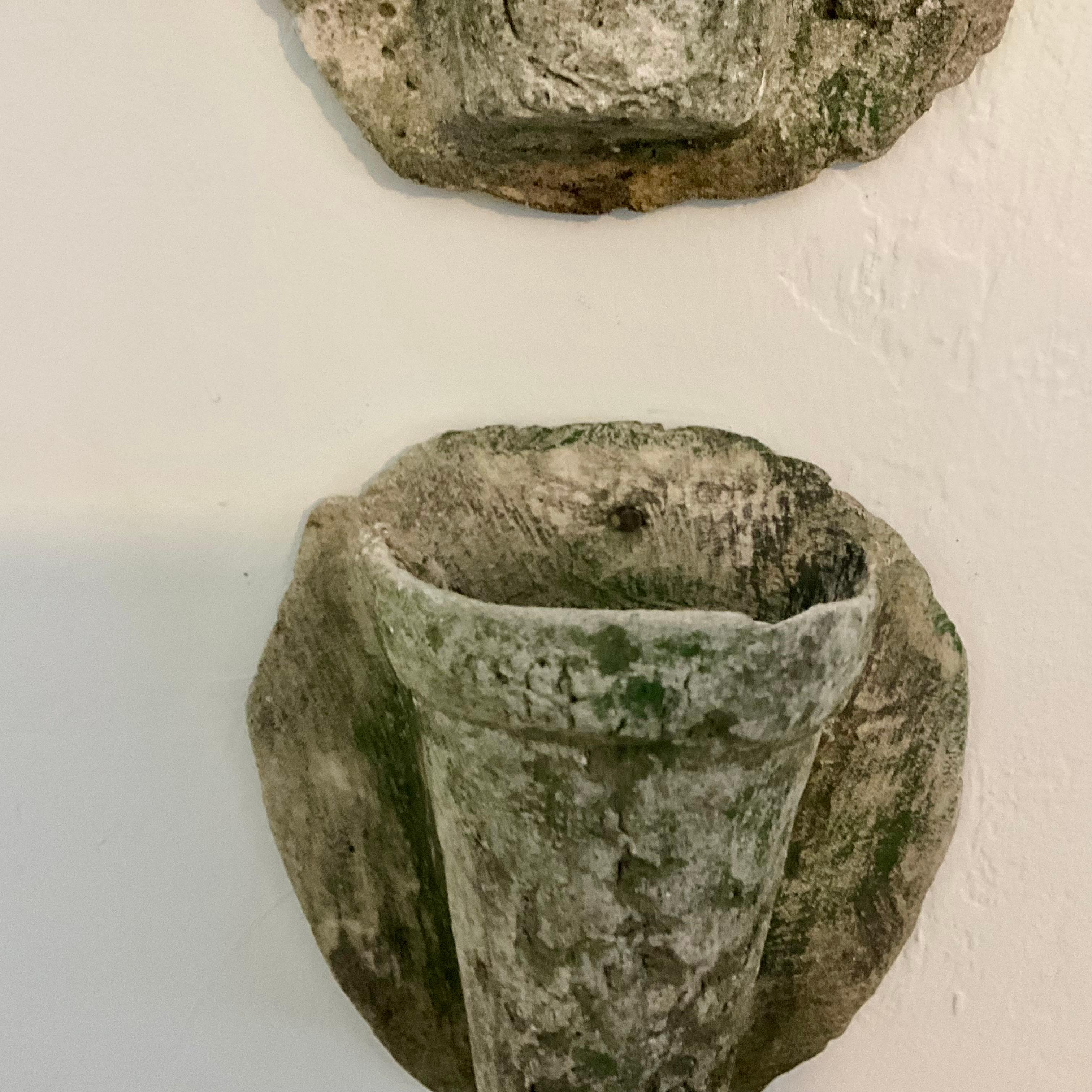 Fatto a mano Coppia di fioriere da parete in pietra fusa d'epoca, stile Coral Rock, proprietà della Florida in vendita