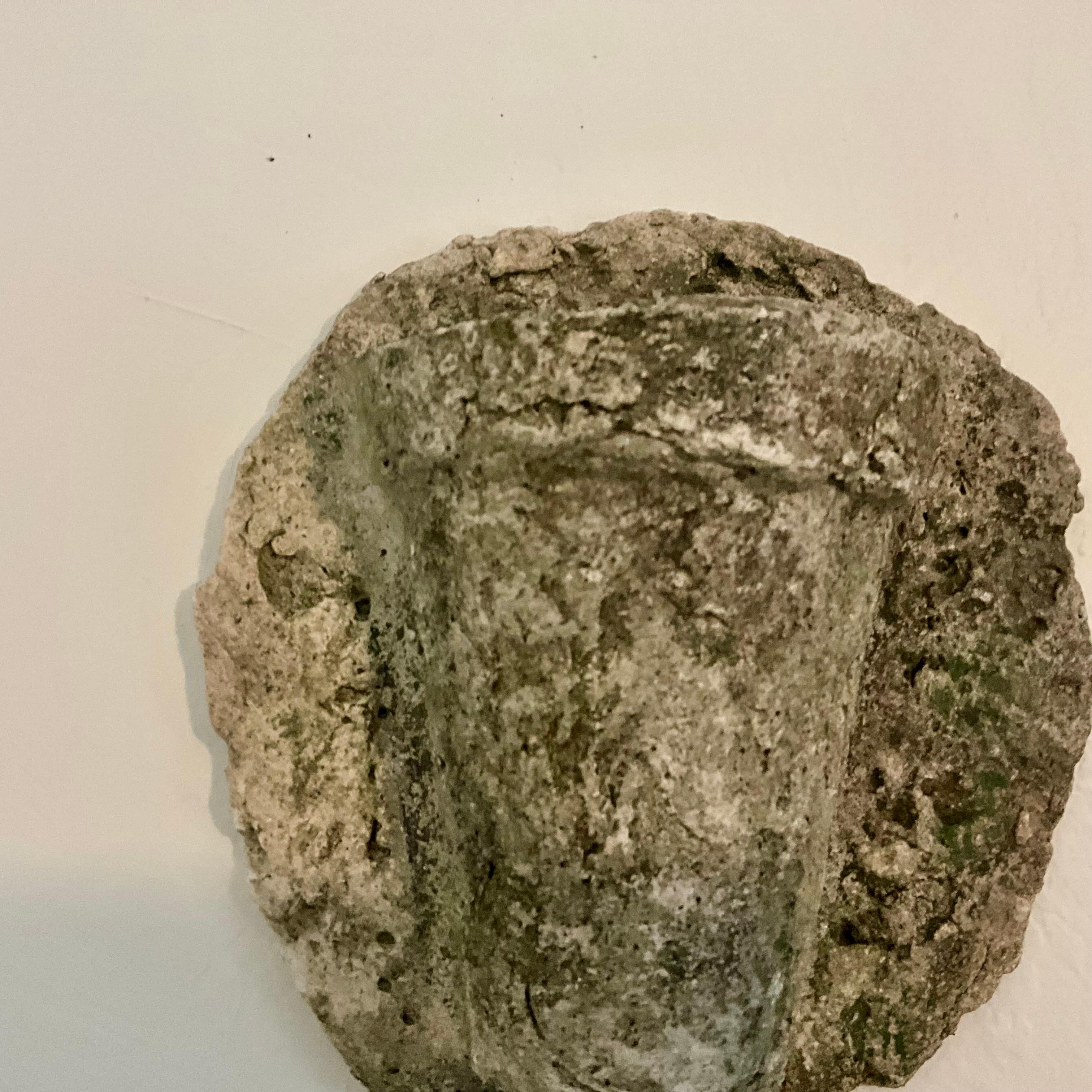 Pietra artificiale Coppia di fioriere da parete in pietra fusa d'epoca, stile Coral Rock, proprietà della Florida in vendita