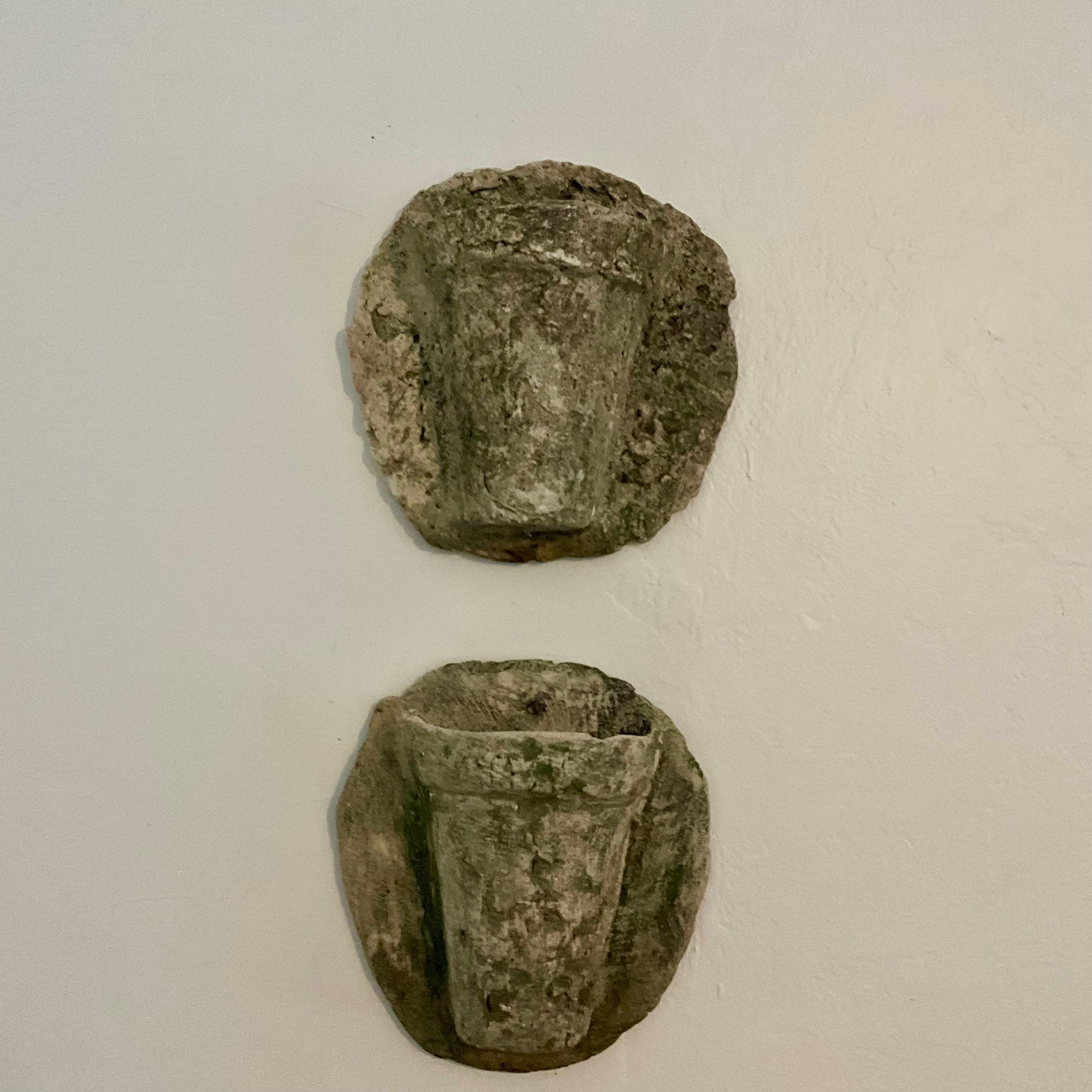 Coppia di fioriere da parete in pietra fusa d'epoca, stile Coral Rock, proprietà della Florida in vendita 1