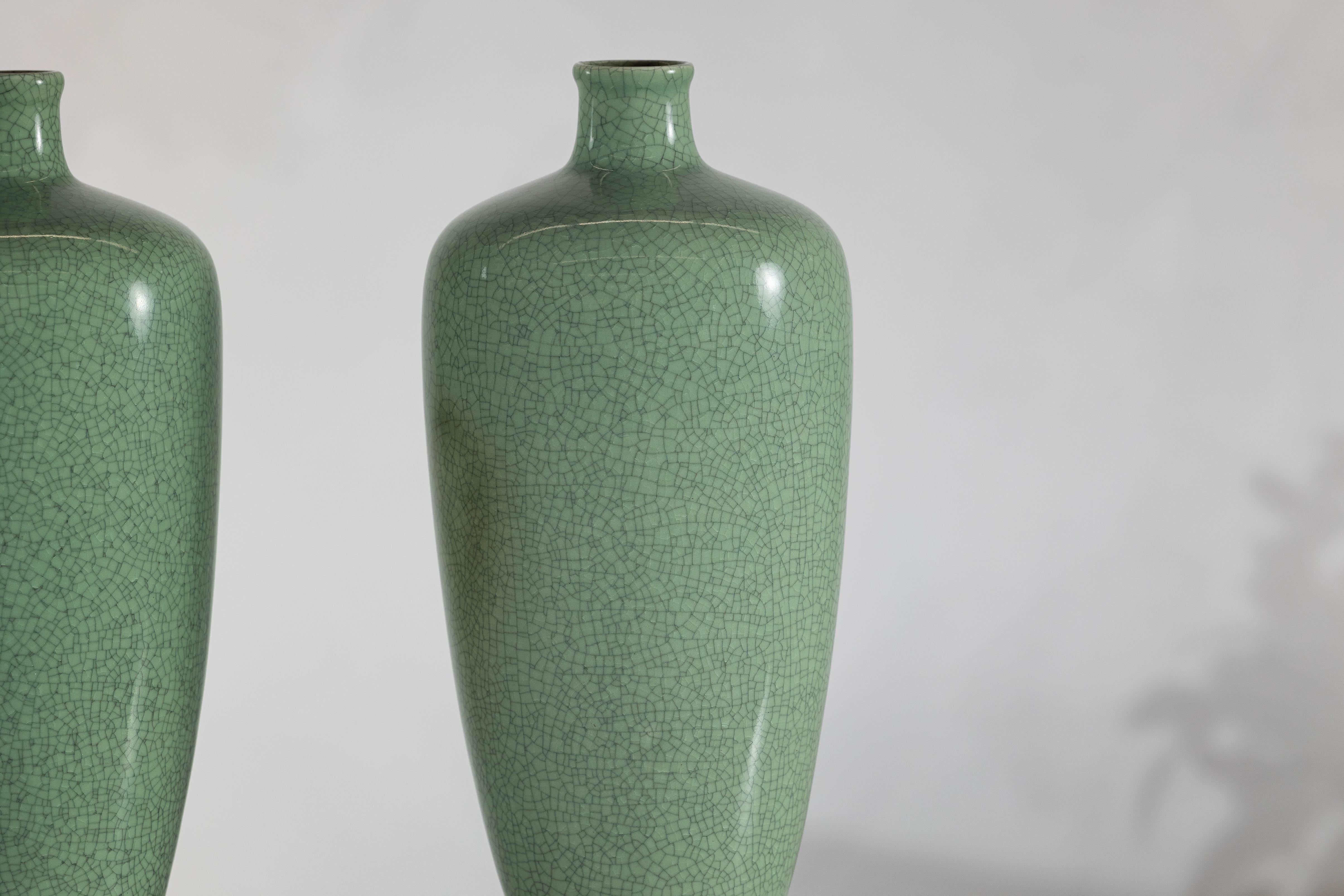 Coppia di vasi in porcellana celadon d'epoca con elegante smalto screziato in vendita 4