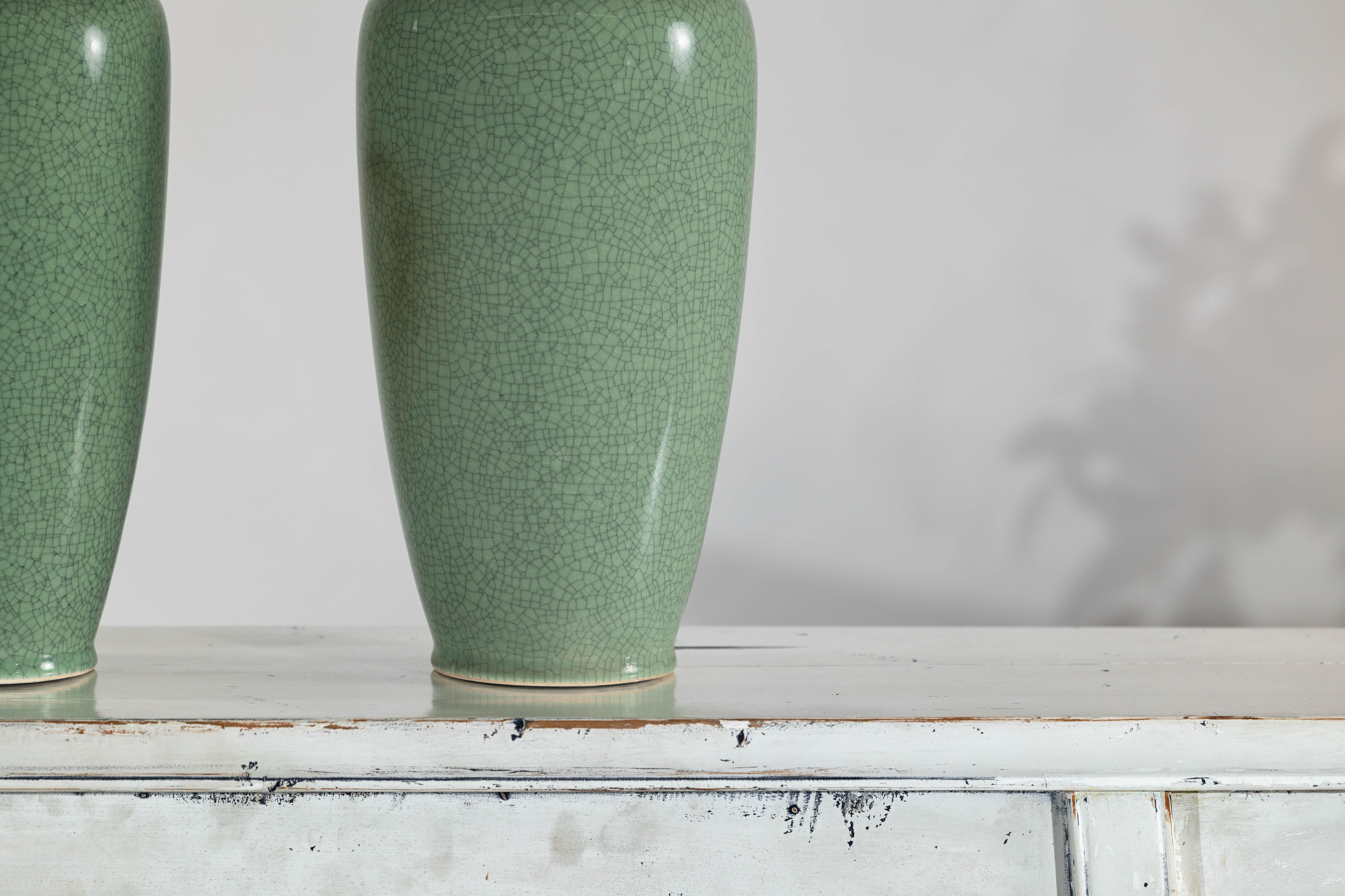 Coppia di vasi in porcellana celadon d'epoca con elegante smalto screziato in vendita 5
