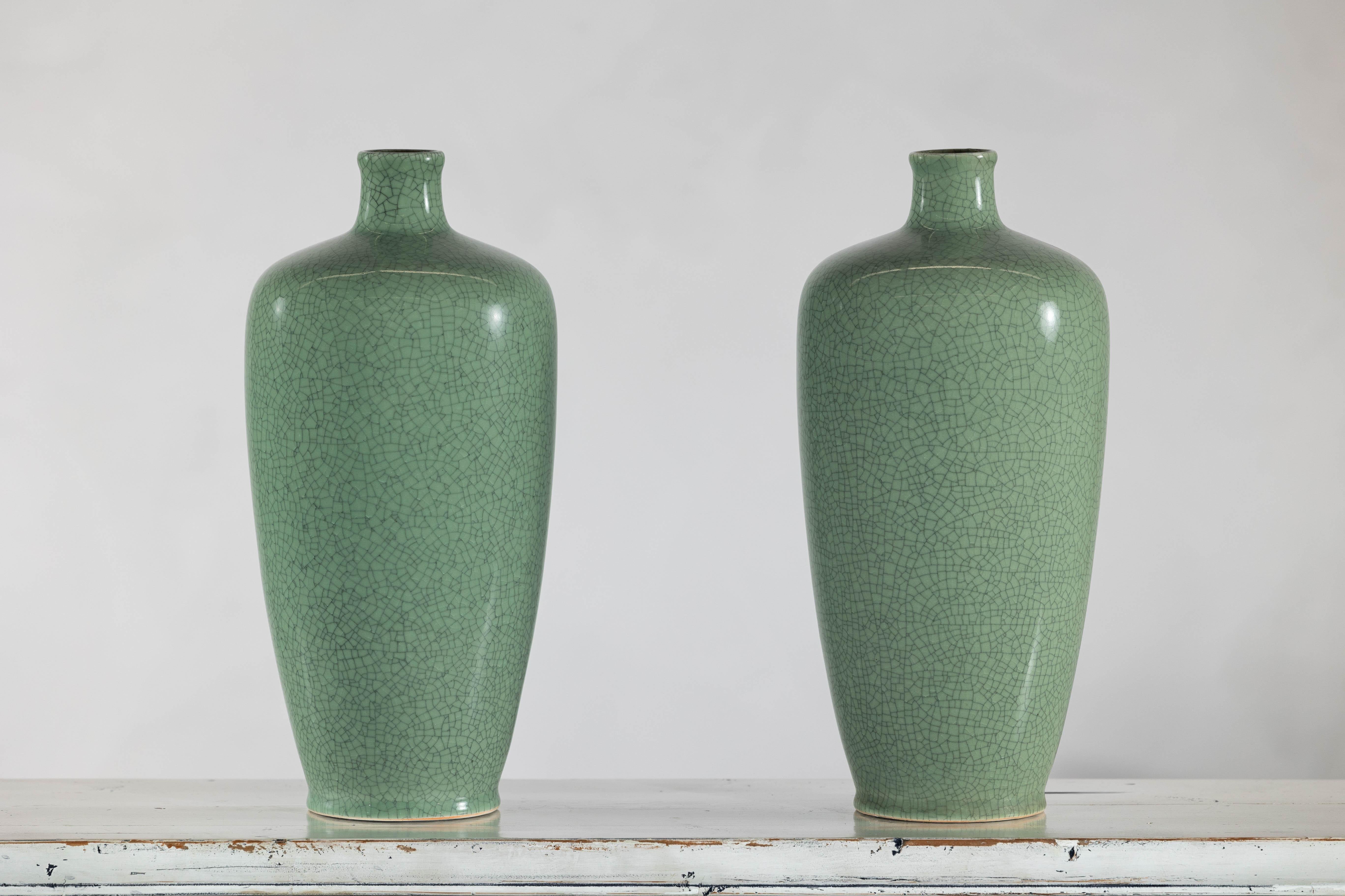 Coppia di vasi in porcellana celadon d'epoca con elegante smalto screziato in vendita 6