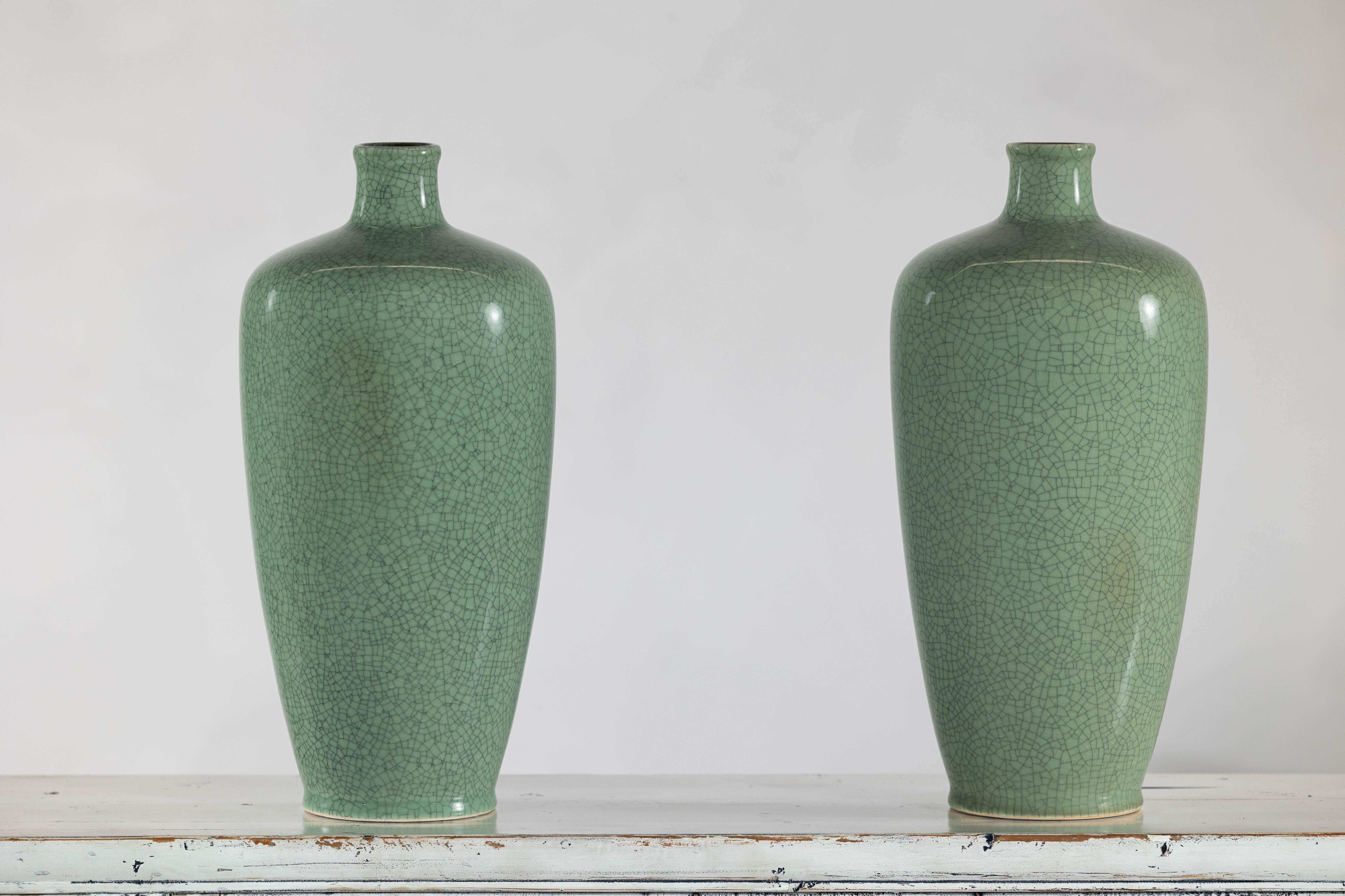 Coppia di vasi in porcellana celadon d'epoca con elegante smalto screziato in vendita 7