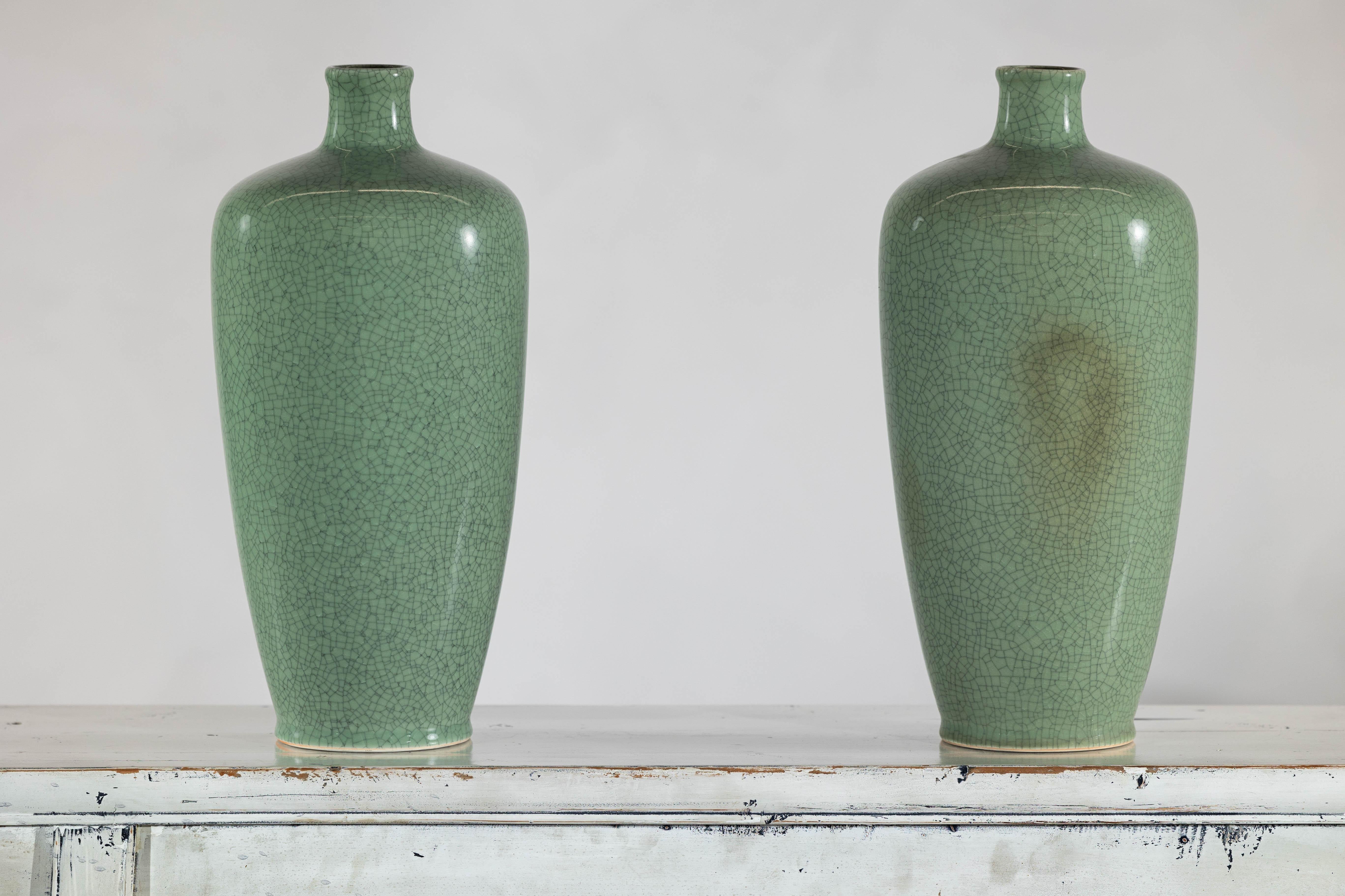 Coppia di vasi in porcellana celadon d'epoca con elegante smalto screziato in vendita 8