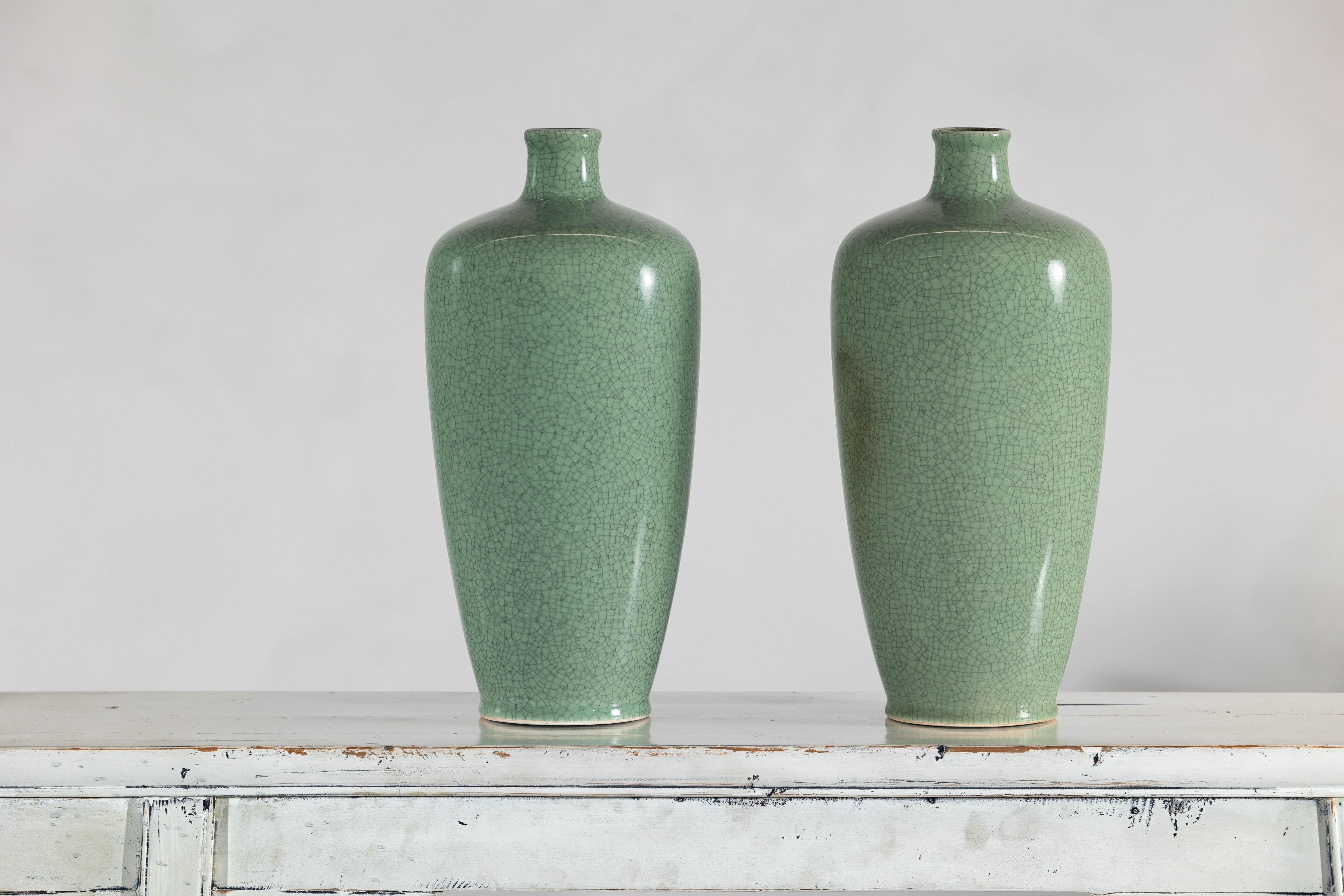 Smaltato Coppia di vasi in porcellana celadon d'epoca con elegante smalto screziato in vendita