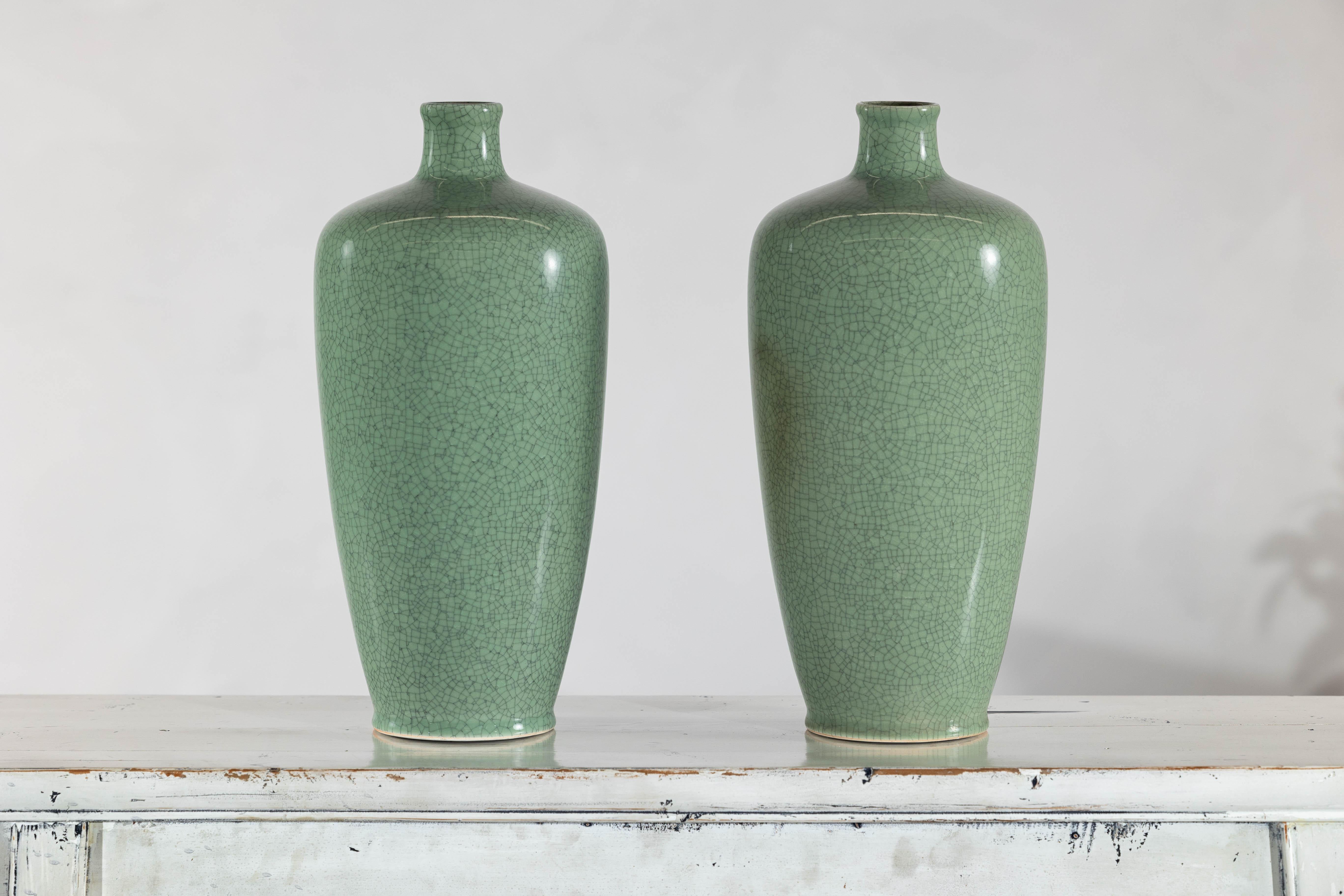Coppia di vasi in porcellana celadon d'epoca con elegante smalto screziato In condizioni buone in vendita a Yonkers, NY