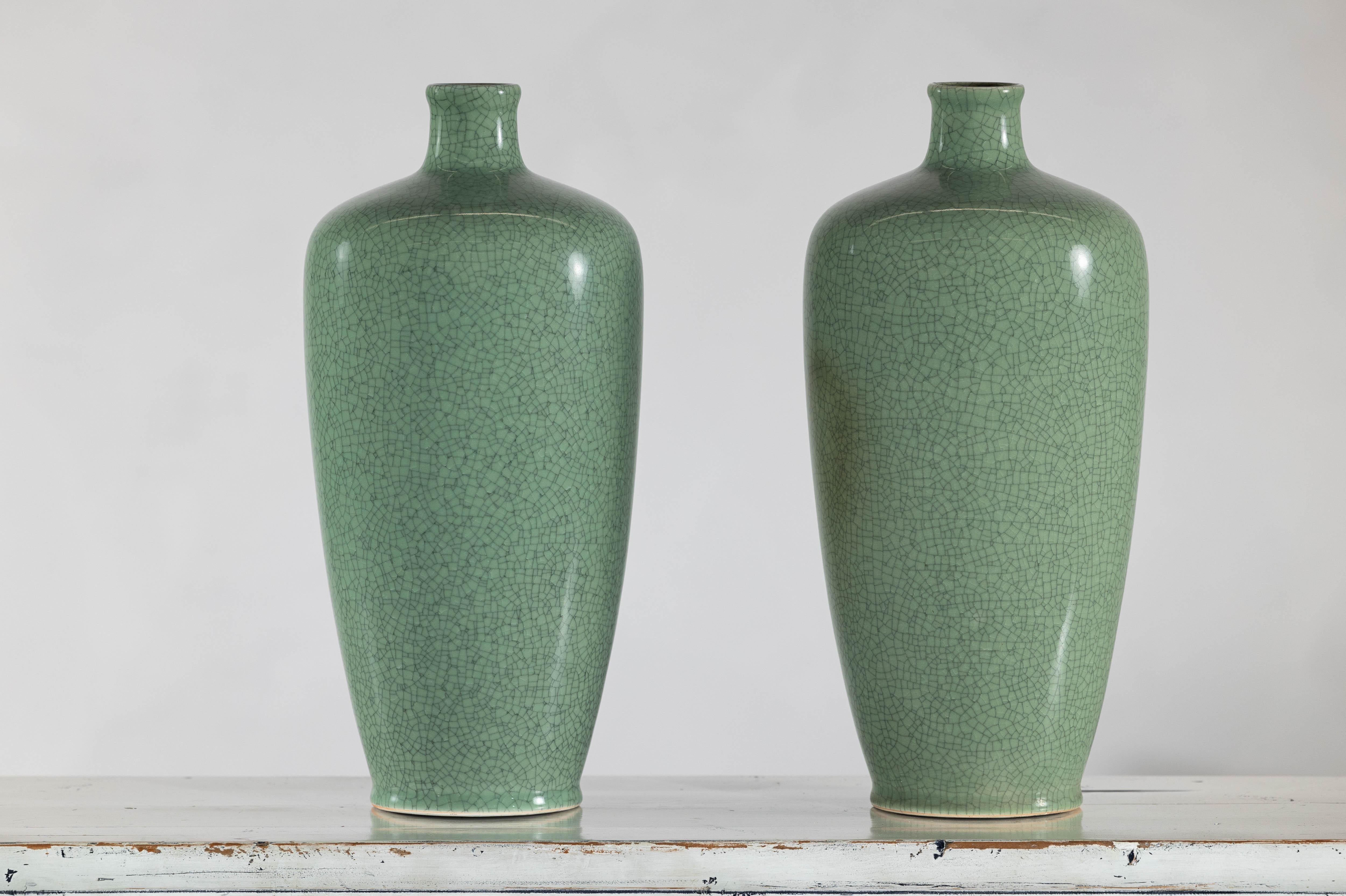 XX secolo Coppia di vasi in porcellana celadon d'epoca con elegante smalto screziato in vendita
