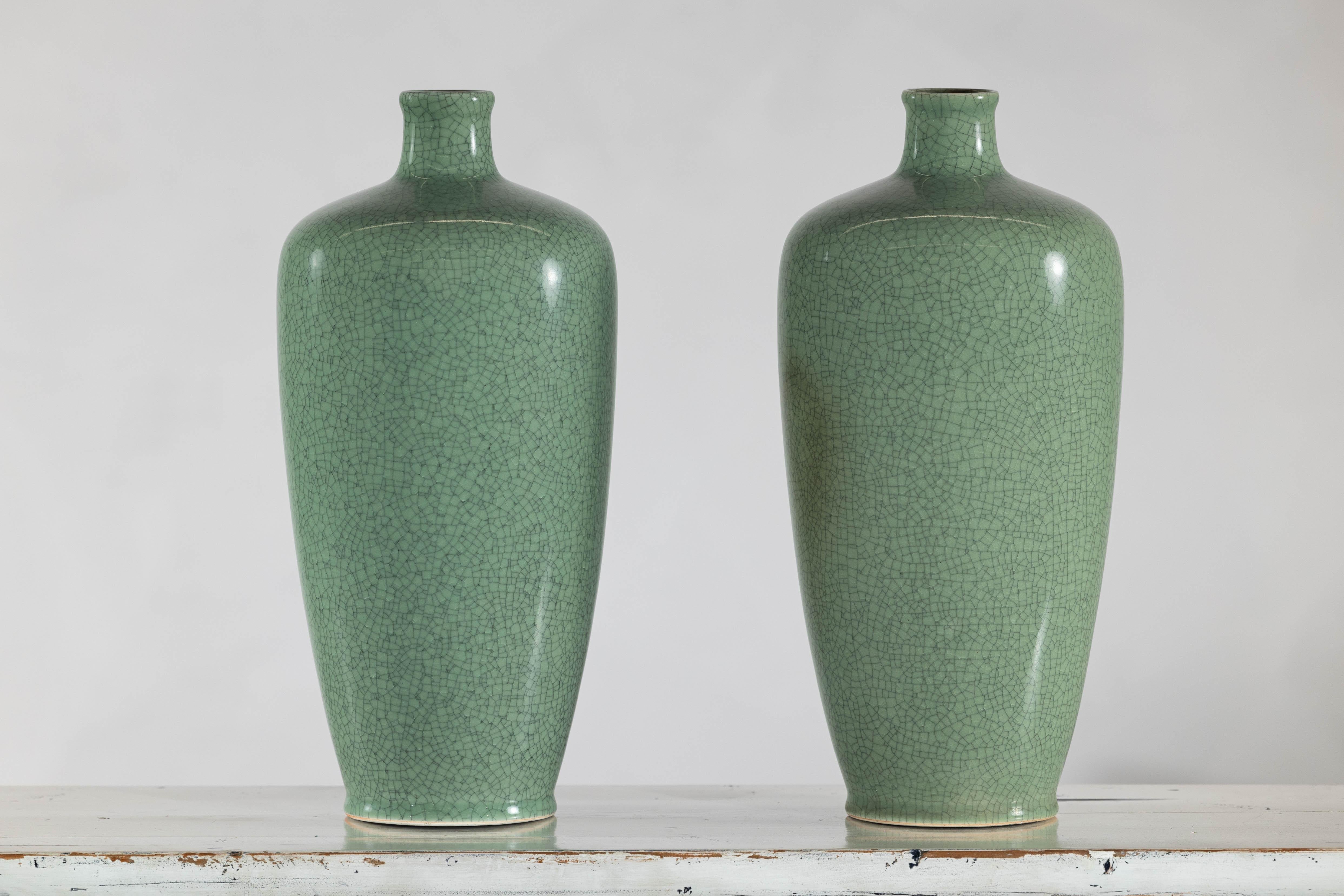 Porcellana Coppia di vasi in porcellana celadon d'epoca con elegante smalto screziato in vendita