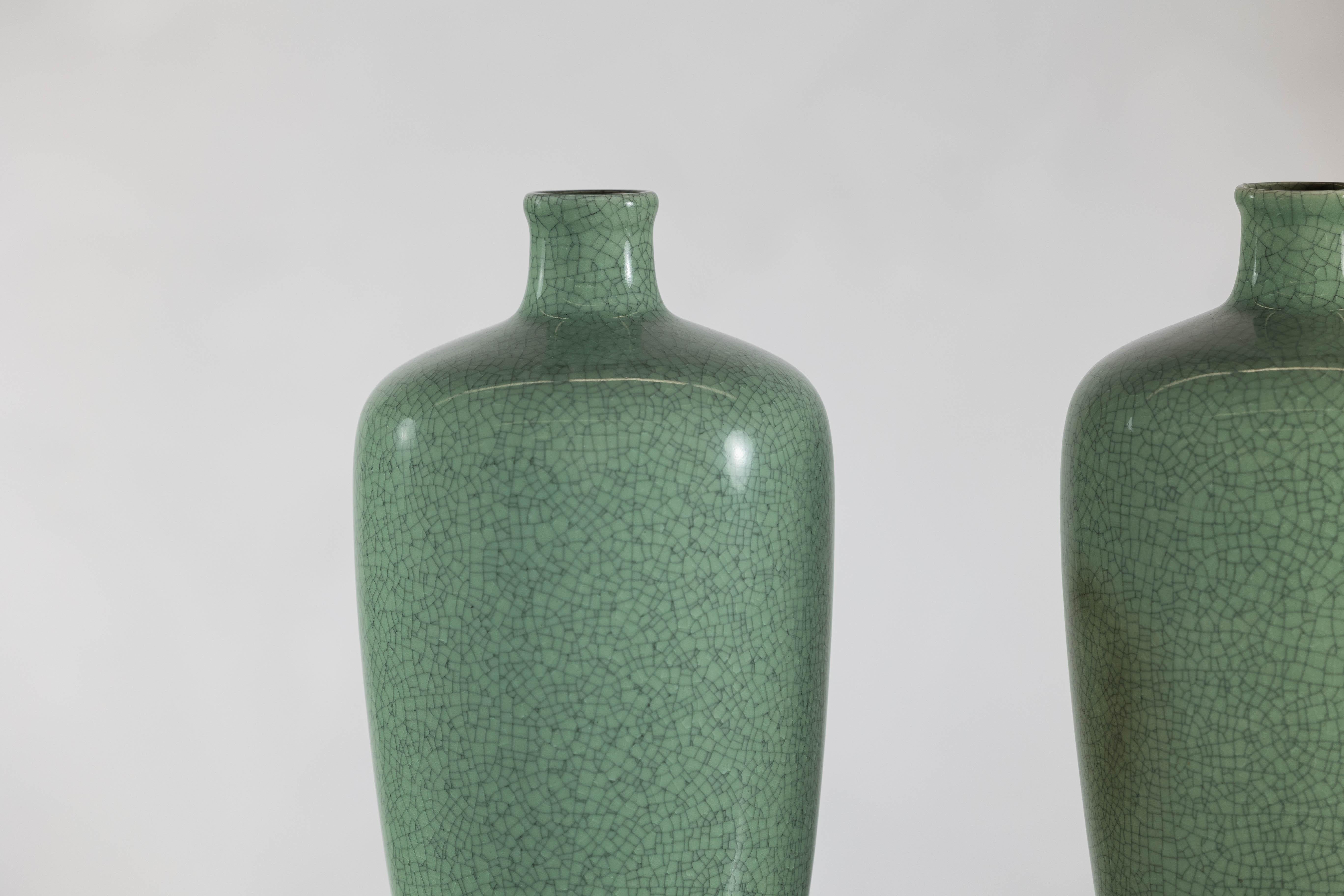 Coppia di vasi in porcellana celadon d'epoca con elegante smalto screziato in vendita 1