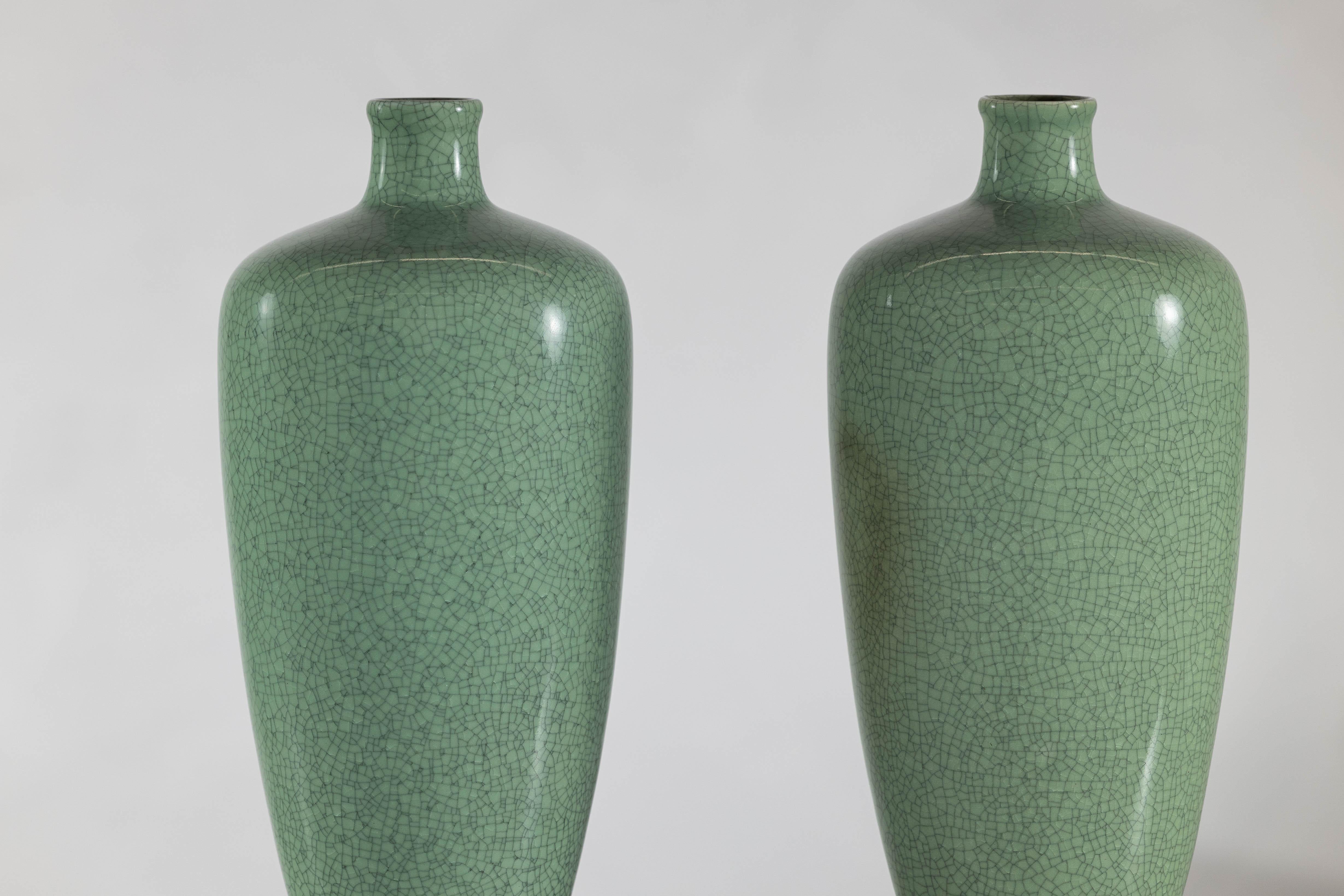 Coppia di vasi in porcellana celadon d'epoca con elegante smalto screziato in vendita 2