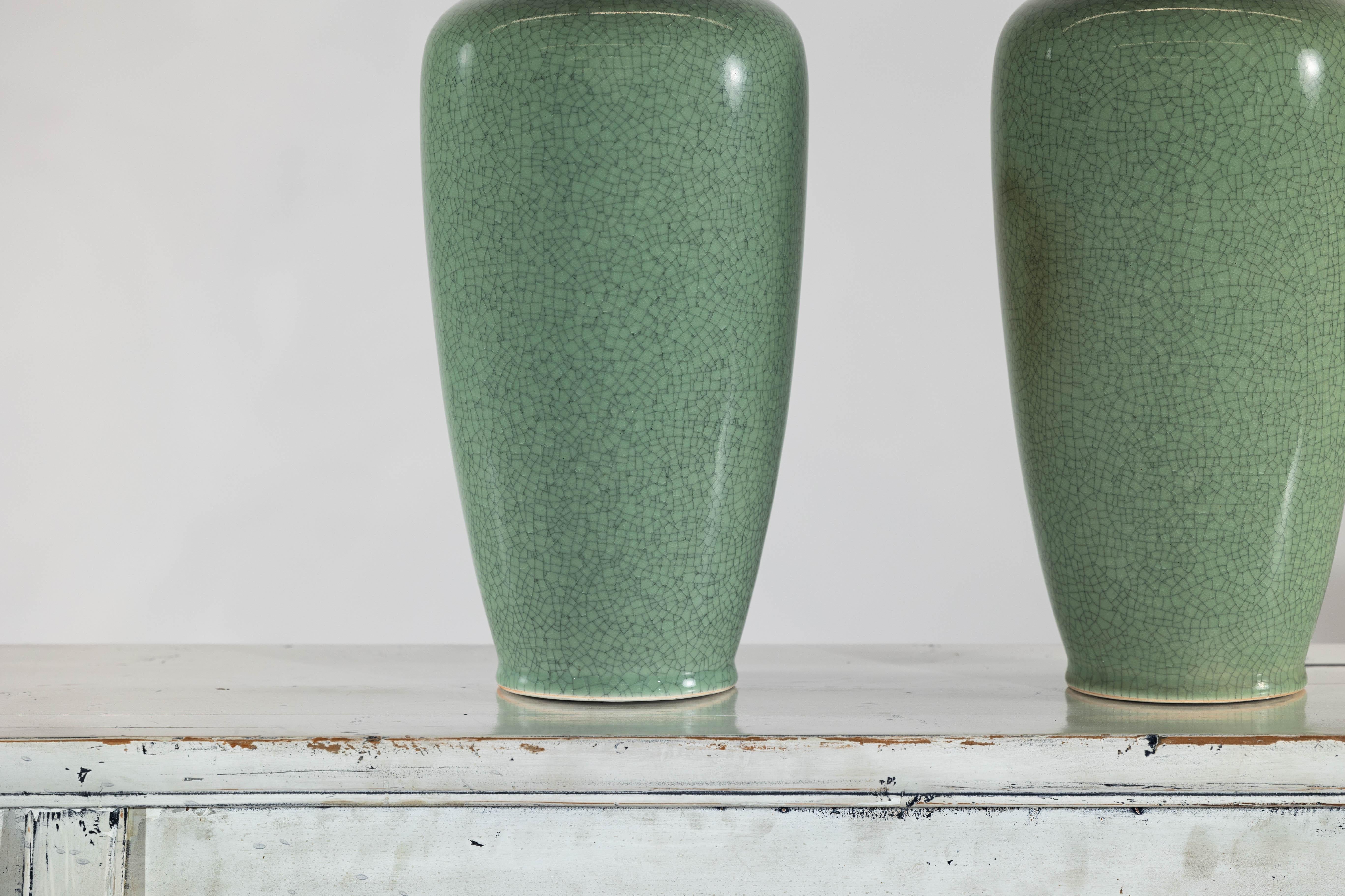 Coppia di vasi in porcellana celadon d'epoca con elegante smalto screziato in vendita 3