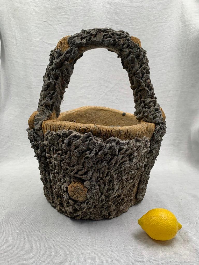 Superbe paire de jardinières vintage en forme de panier. Les paniers ressemblent à du bois avec de l'écorce et des extrémités de branches. Ils sont coulés dans du ciment solide et ont une patine exceptionnelle !
