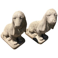 Paire de vieilles sculptures de jardin Bassett Hound en ciment