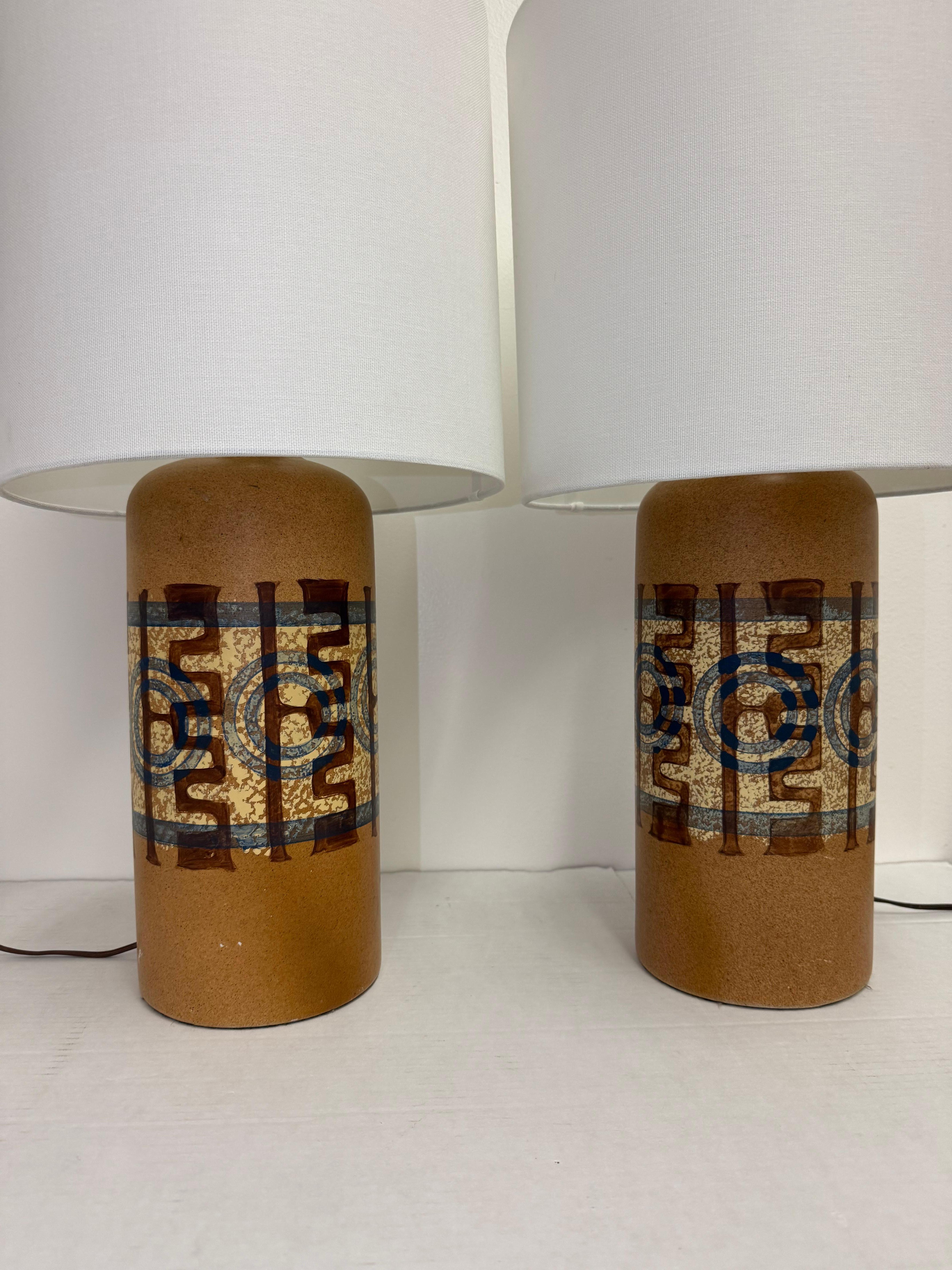 Design/One - Tons de terre et bleu - Lumière des années 1970. Une étonnante paire de lampes vintage en céramique présentant des motifs géométriques richement texturés et peints à la main dans des tons chauds de terre et un bleu indigo profond. Ces