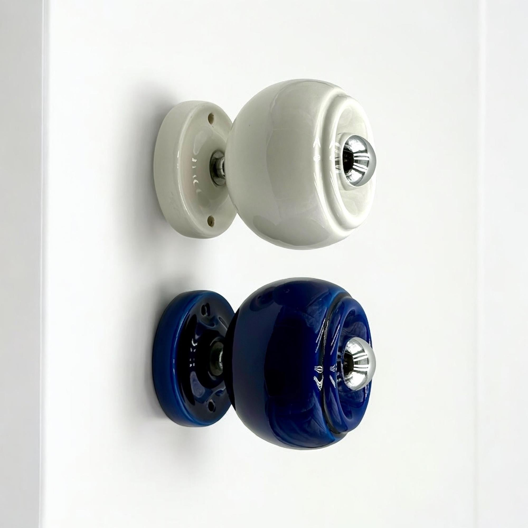 Pair of Vintage Ceramic Lamps in White & Blue - MCM Design Italian Lighting For Sale 3