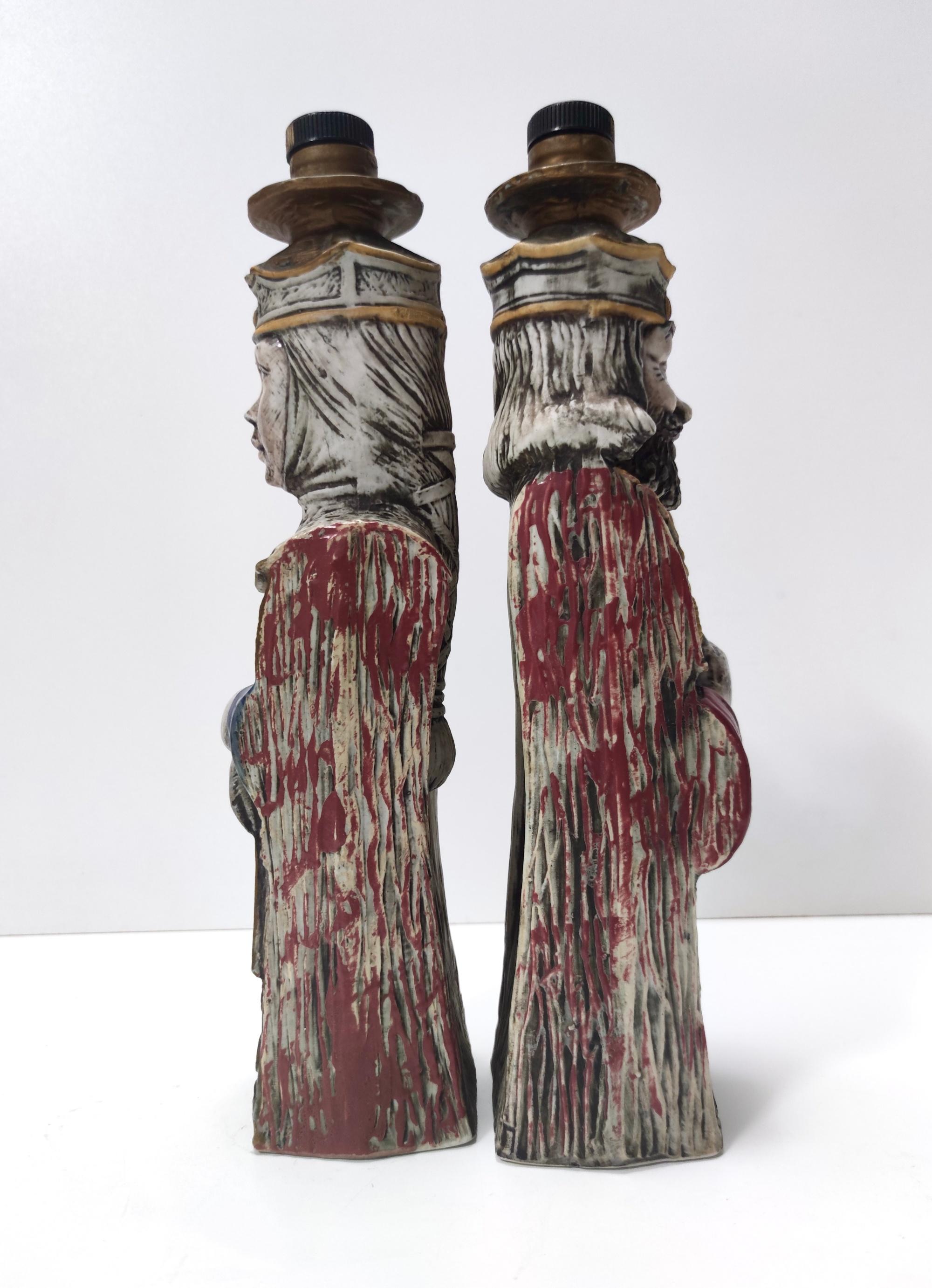 Coppia di bottiglie di liquore in ceramica d'epoca raffiguranti un re e una regina, Italia in vendita 4