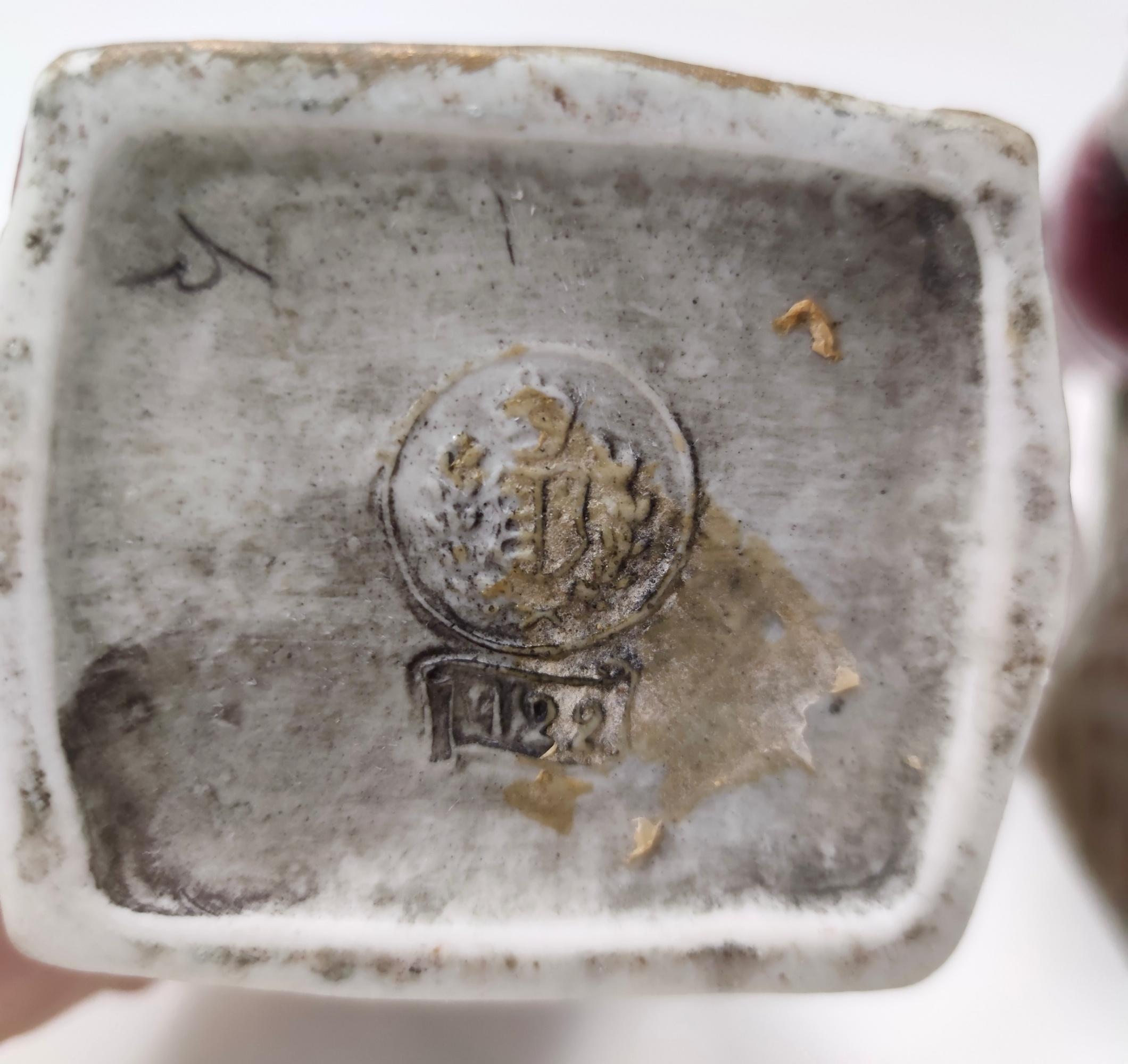 Coppia di bottiglie di liquore in ceramica d'epoca raffiguranti un re e una regina, Italia in vendita 8