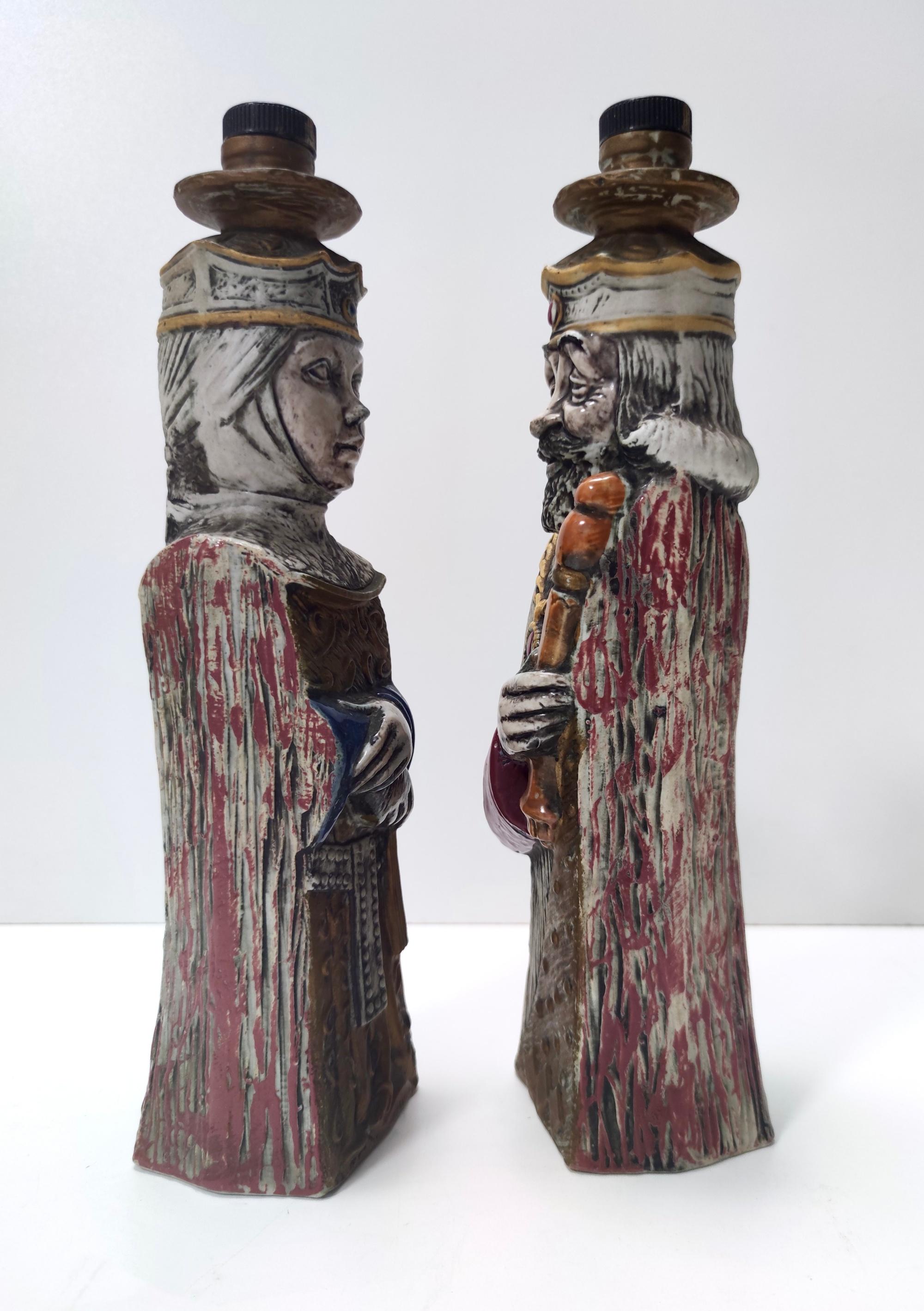 Pair of Vintage Ceramic Liquor Bottles Representing a King and a Queen, Italy In Excellent Condition For Sale In Bresso, Lombardy