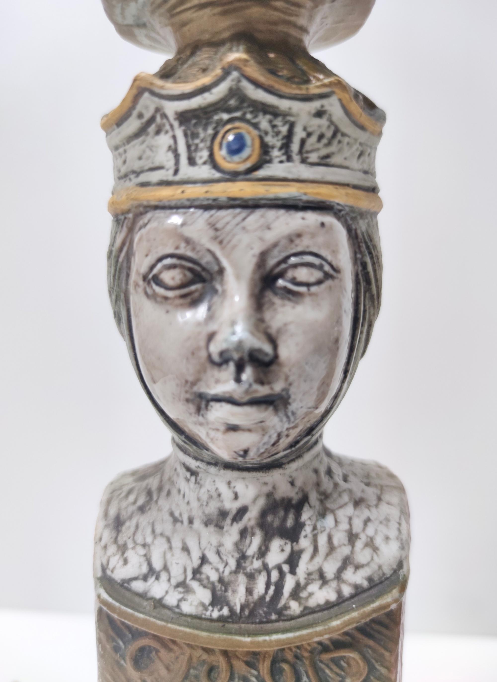 Paar Vintage-Keramik-Likörflaschen, Darstellung eines Königs und einer Königin, Italien (Mitte des 20. Jahrhunderts) im Angebot