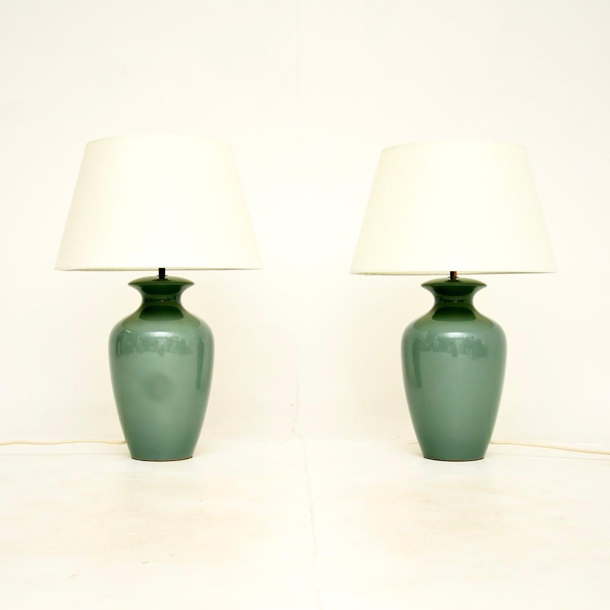 Une magnifique paire de lampes de table vintage en céramique, probablement fabriquées en Italie et datant des années 1970.

Elles sont grandes et impressionnantes, avec un beau design en forme d'urne. La qualité est superbe, la couleur de l'émail