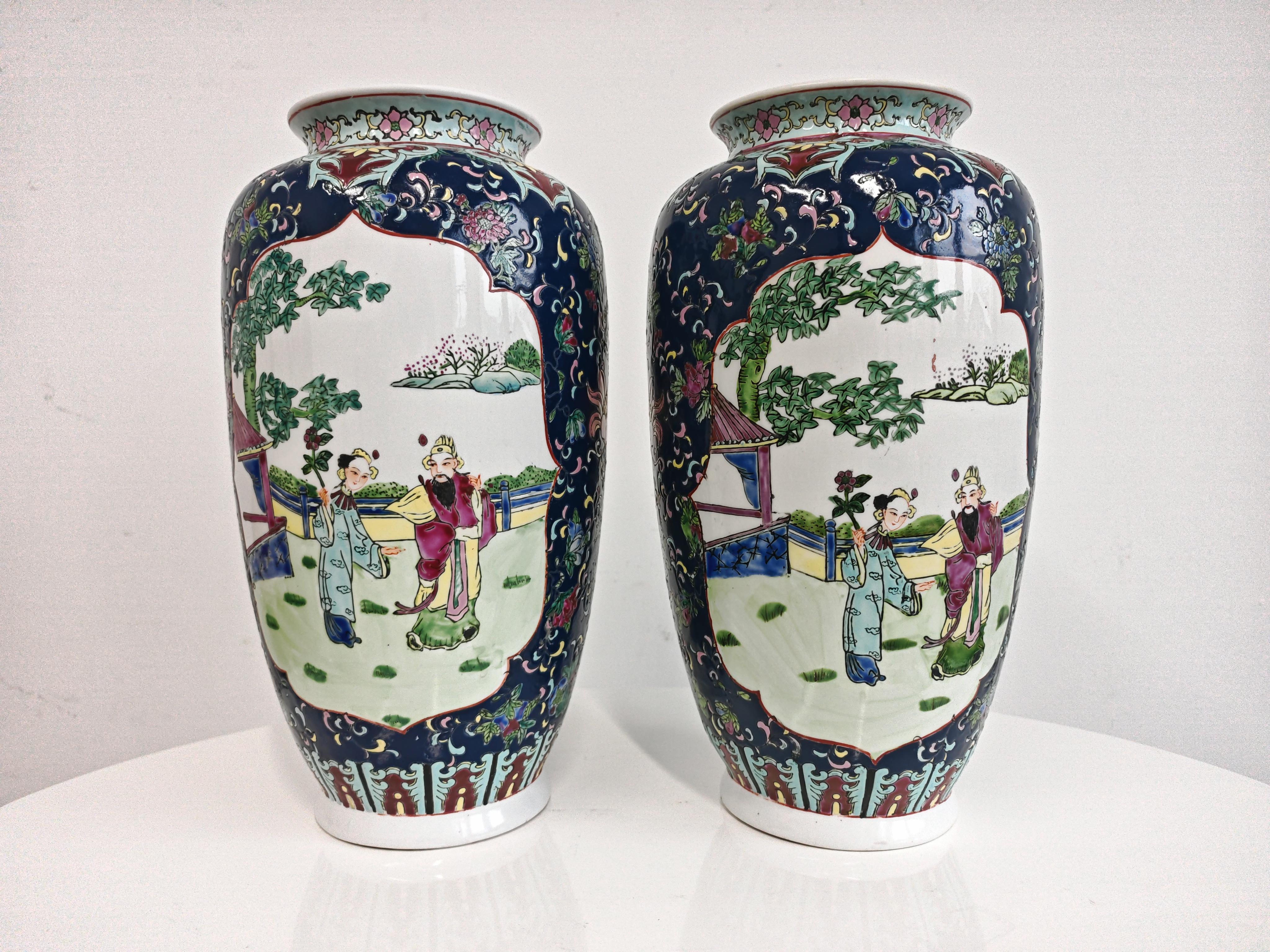 Vous trouverez dans cette liste une paire de vases inspirés de l'imaginaire de la dynastie Qing. D'après la décoration, la palette, la glaçure et le style de la marque de sceau sur la base, ces vases sont des porcelaines chinoises de style famille