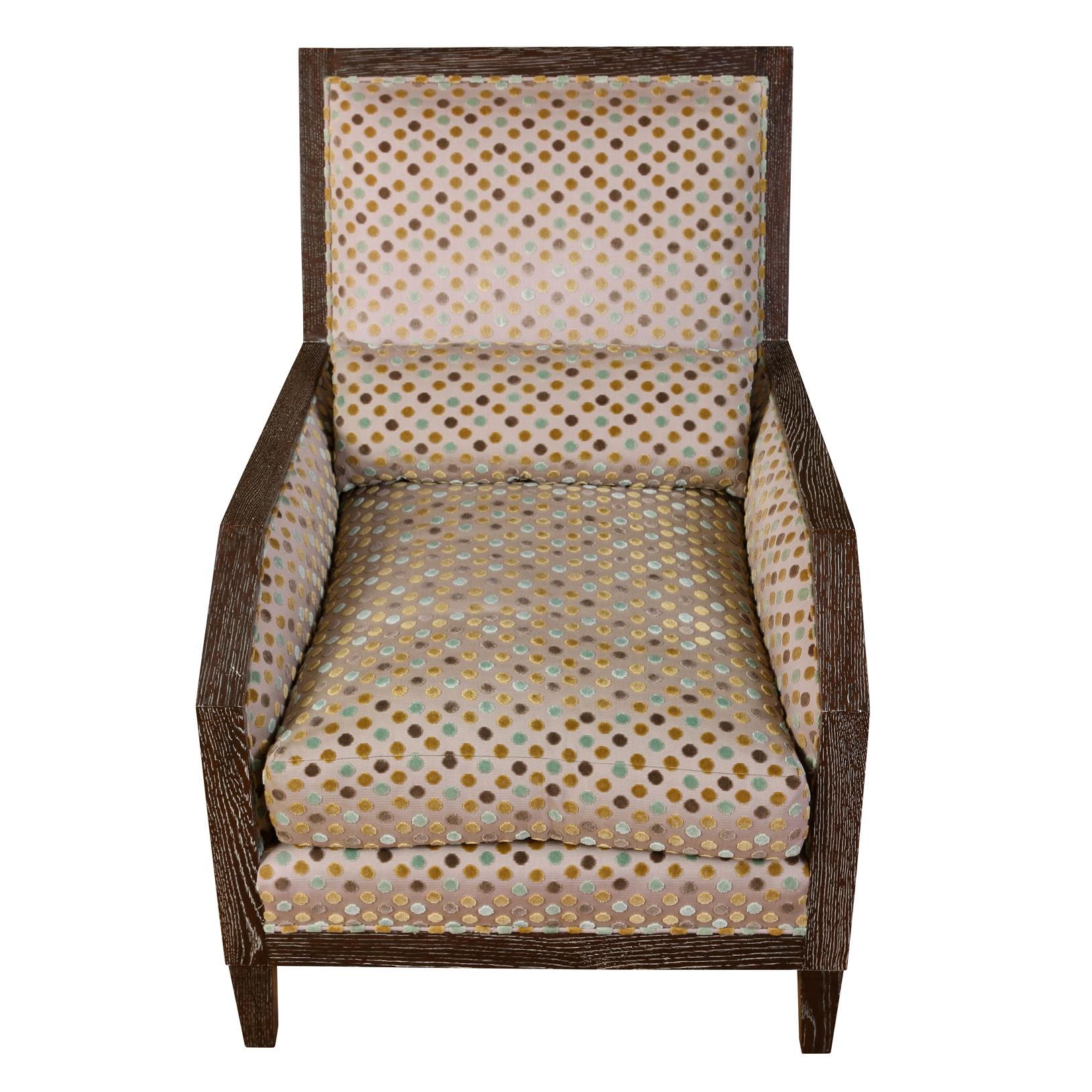 Paire de fauteuils modernes en chêne cérusé d'Anthony Lawrence Belfair, tapissés de velours coupé à pois marron, or et céladon, avec des bras angulaires et un dossier droit.