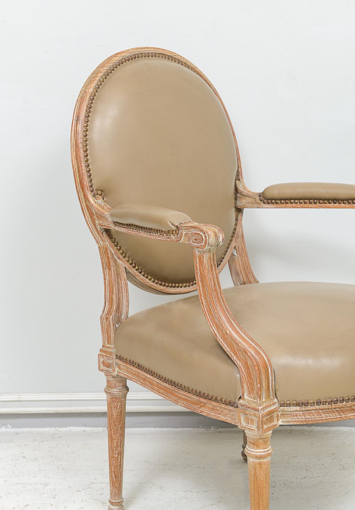 Paar Vintage Cerused Oak  Sessel im neoklassischen Stil (20. Jahrhundert) im Angebot