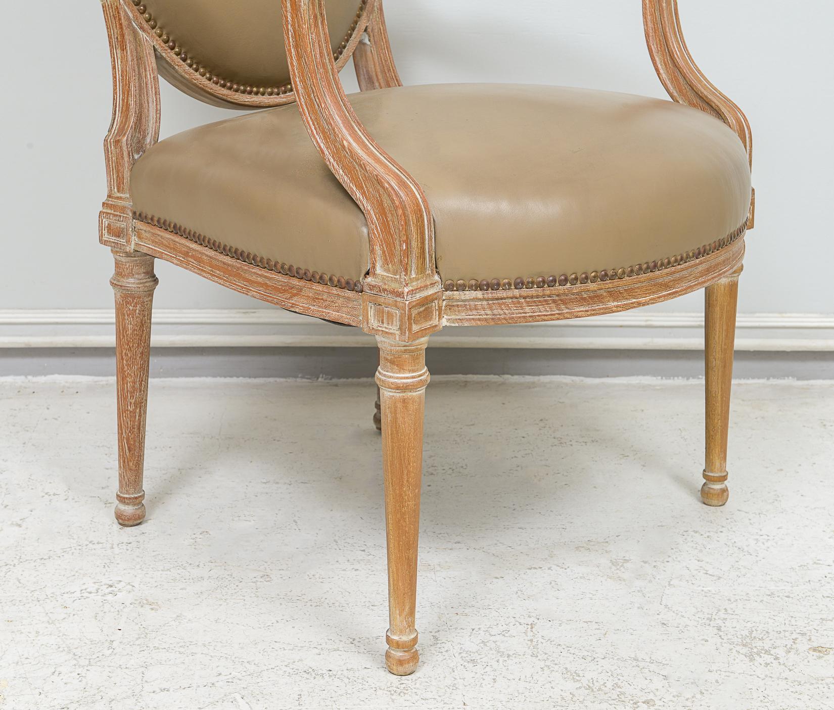 Paar Vintage Cerused Oak  Sessel im neoklassischen Stil (Leder) im Angebot