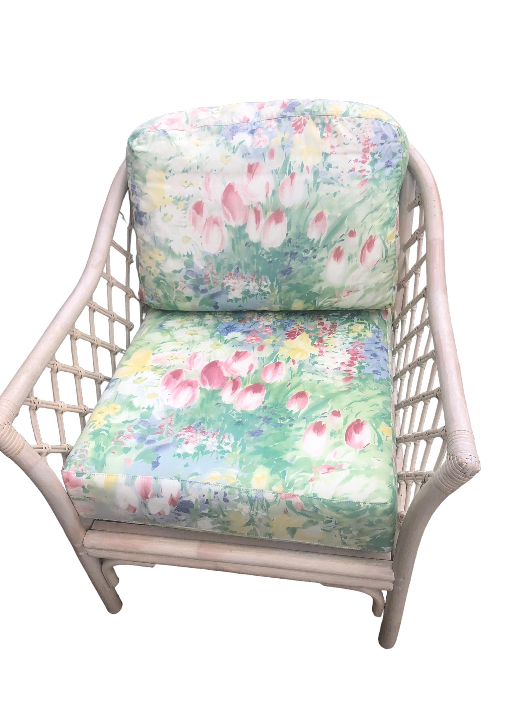 Paar Vintage-Stühle aus gekälktem Rattan (Stoff) im Angebot